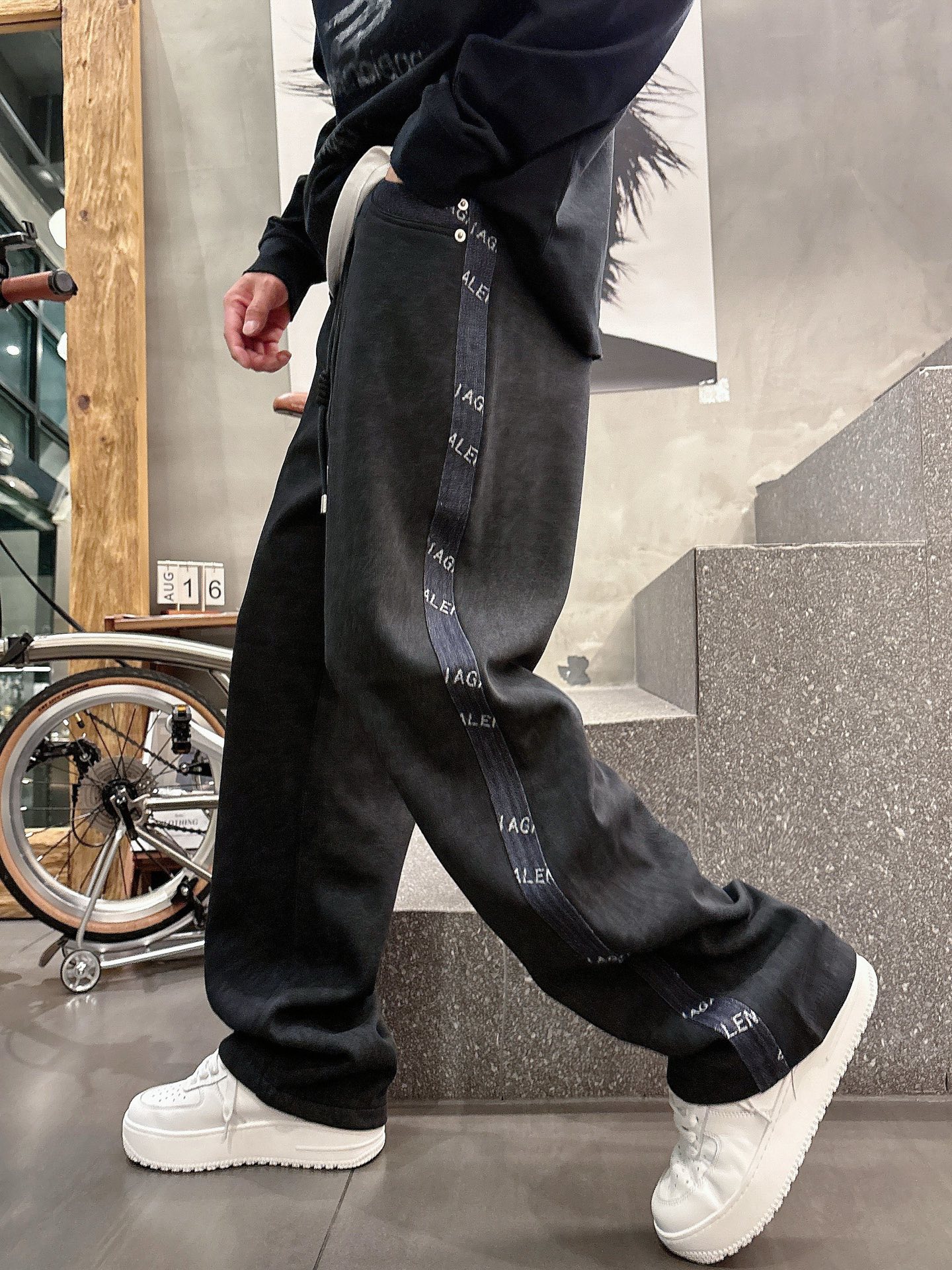 Balenciaga一比一男士休閒長褲 黑色側邊織帶Logo寬鬆直筒運動褲