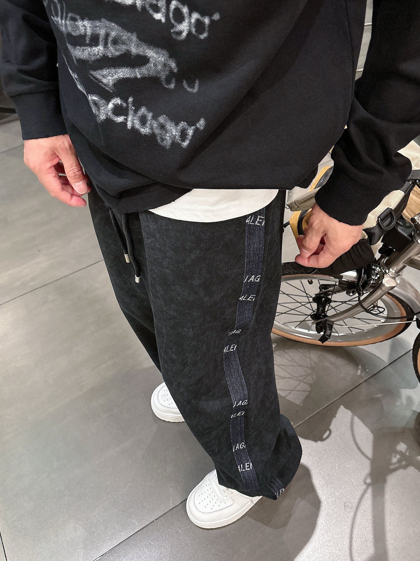 Balenciaga一比一男士休閒長褲 黑色側邊織帶Logo寬鬆直筒運動褲