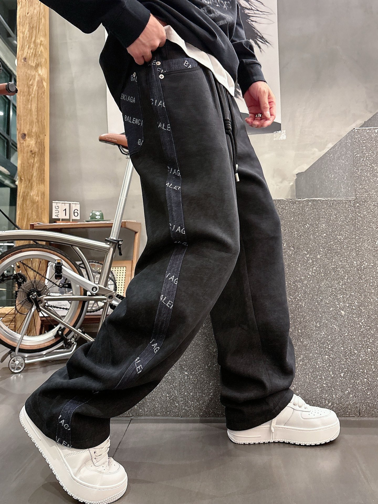 Balenciaga一比一男士休閒長褲 黑色側邊織帶Logo寬鬆直筒運動褲