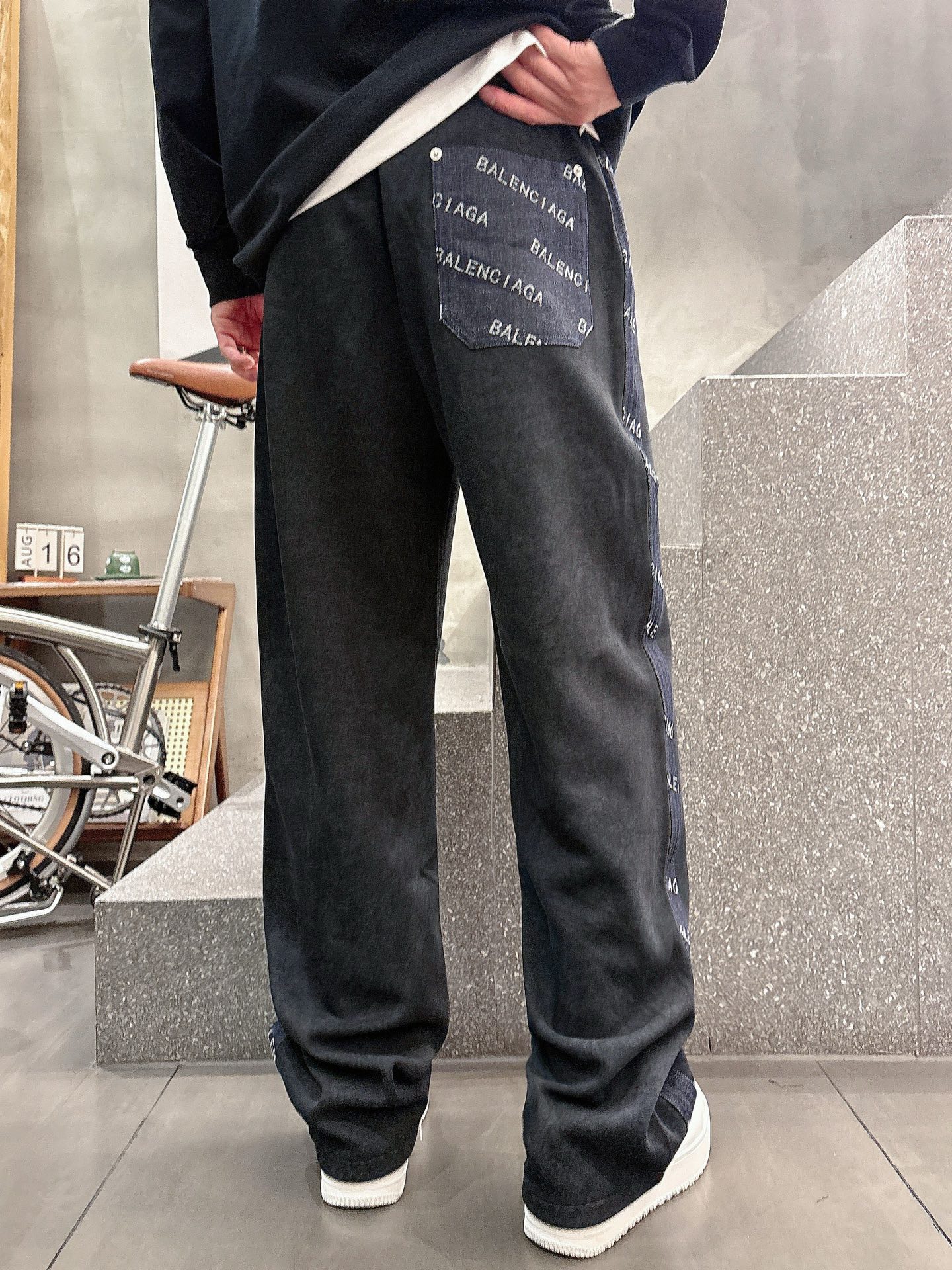 Balenciaga一比一男士休閒長褲 黑色側邊織帶Logo寬鬆直筒運動褲