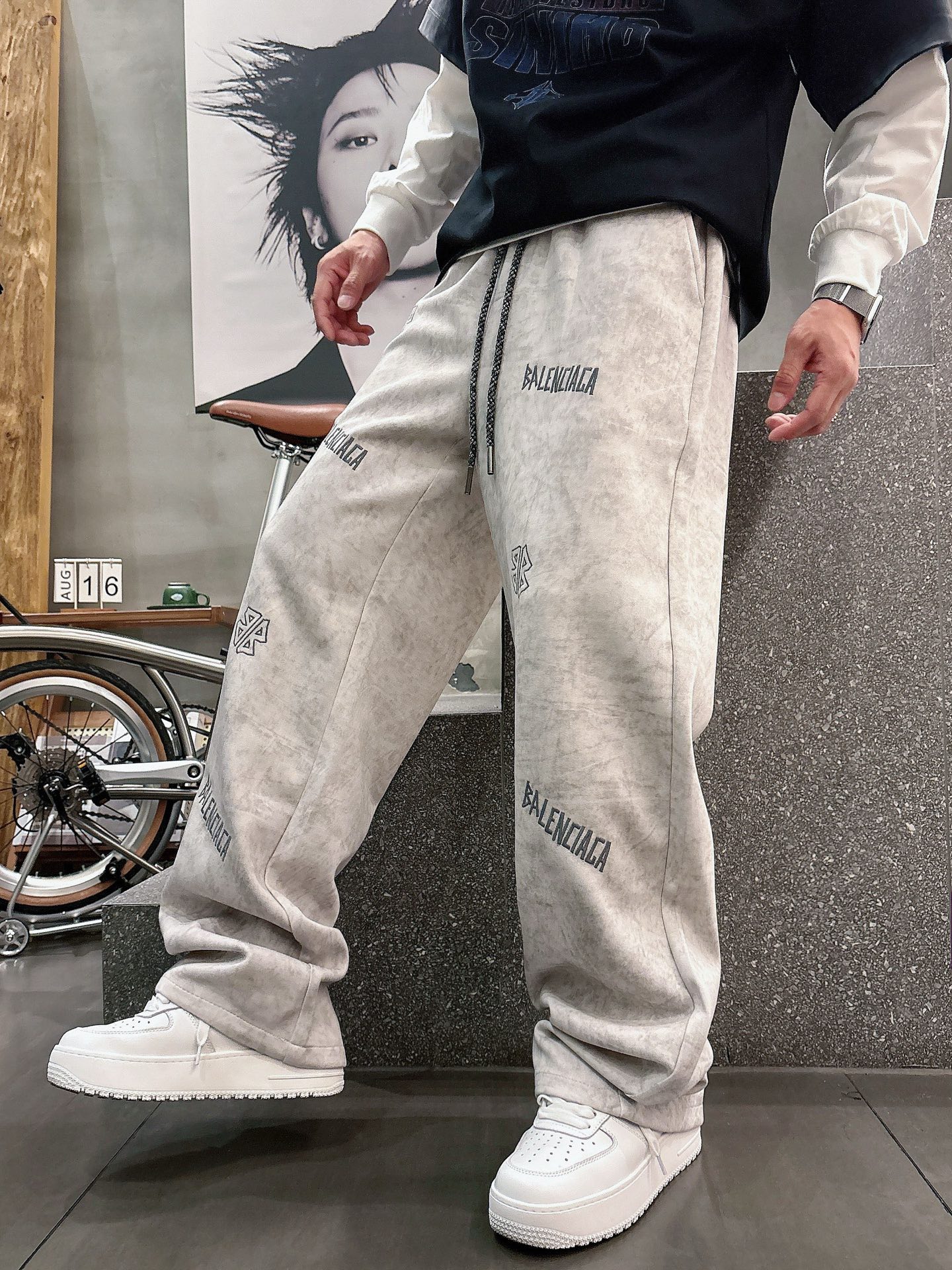 Balenciaga一比一男士休閒長褲 米色水洗風寬鬆直筒運動褲字母印花款