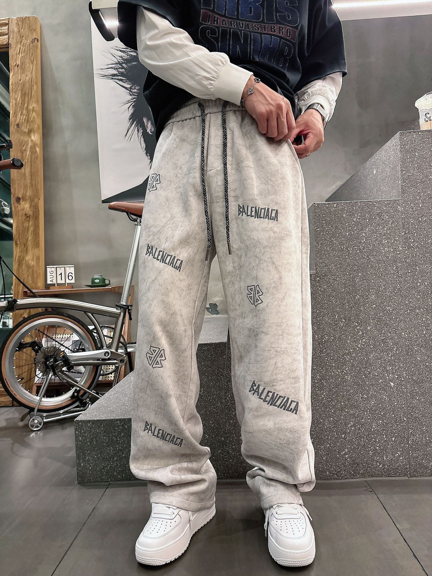 Balenciaga一比一男士休閒長褲 米色水洗風寬鬆直筒運動褲字母印花款