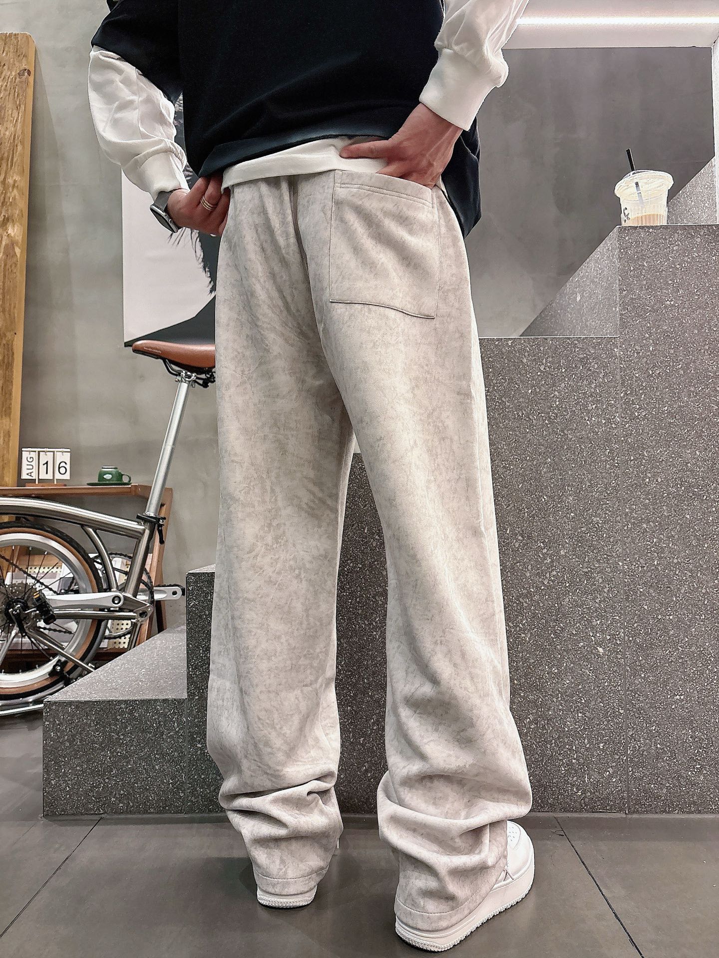 Balenciaga一比一男士休閒長褲 米色水洗風寬鬆直筒運動褲字母印花款