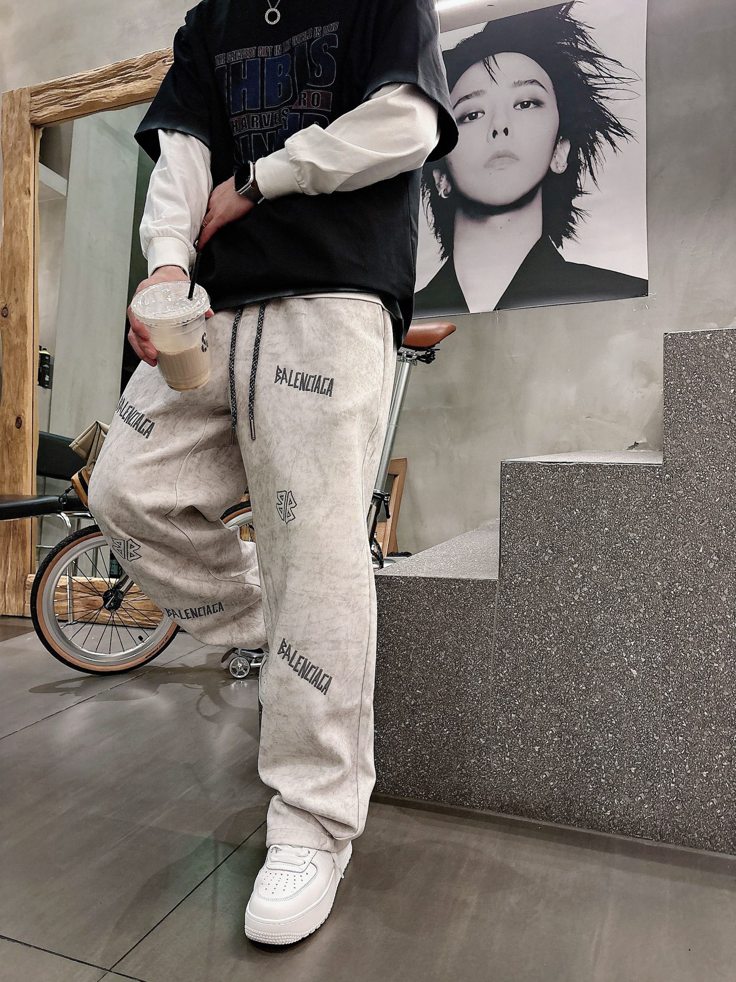 Balenciaga一比一男士休閒長褲 米色水洗風寬鬆直筒運動褲字母印花款