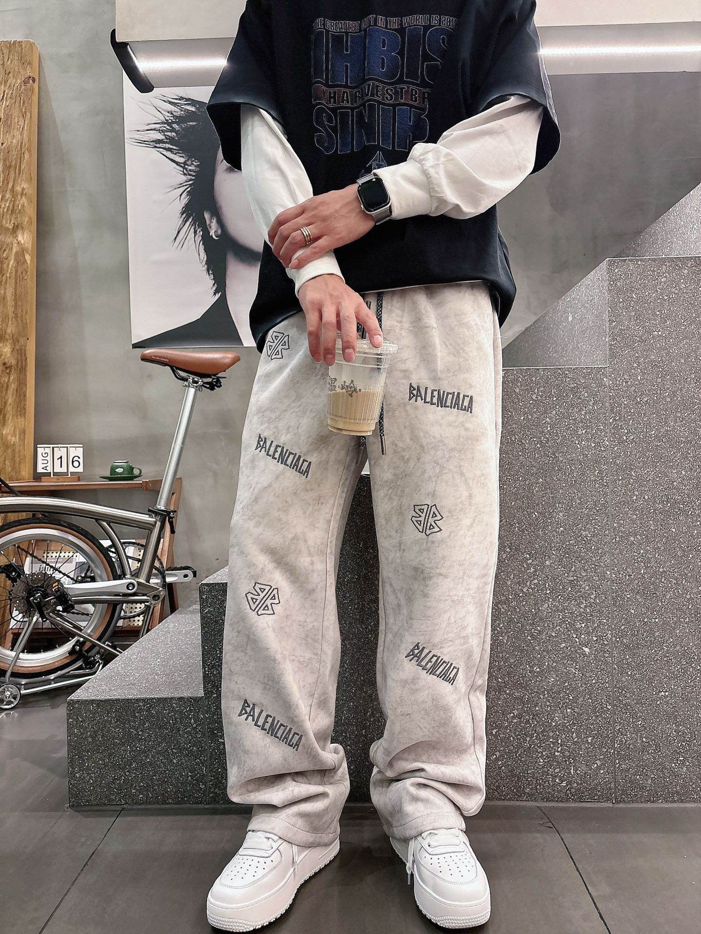 Balenciaga一比一男士休閒長褲 米色水洗風寬鬆直筒運動褲字母印花款