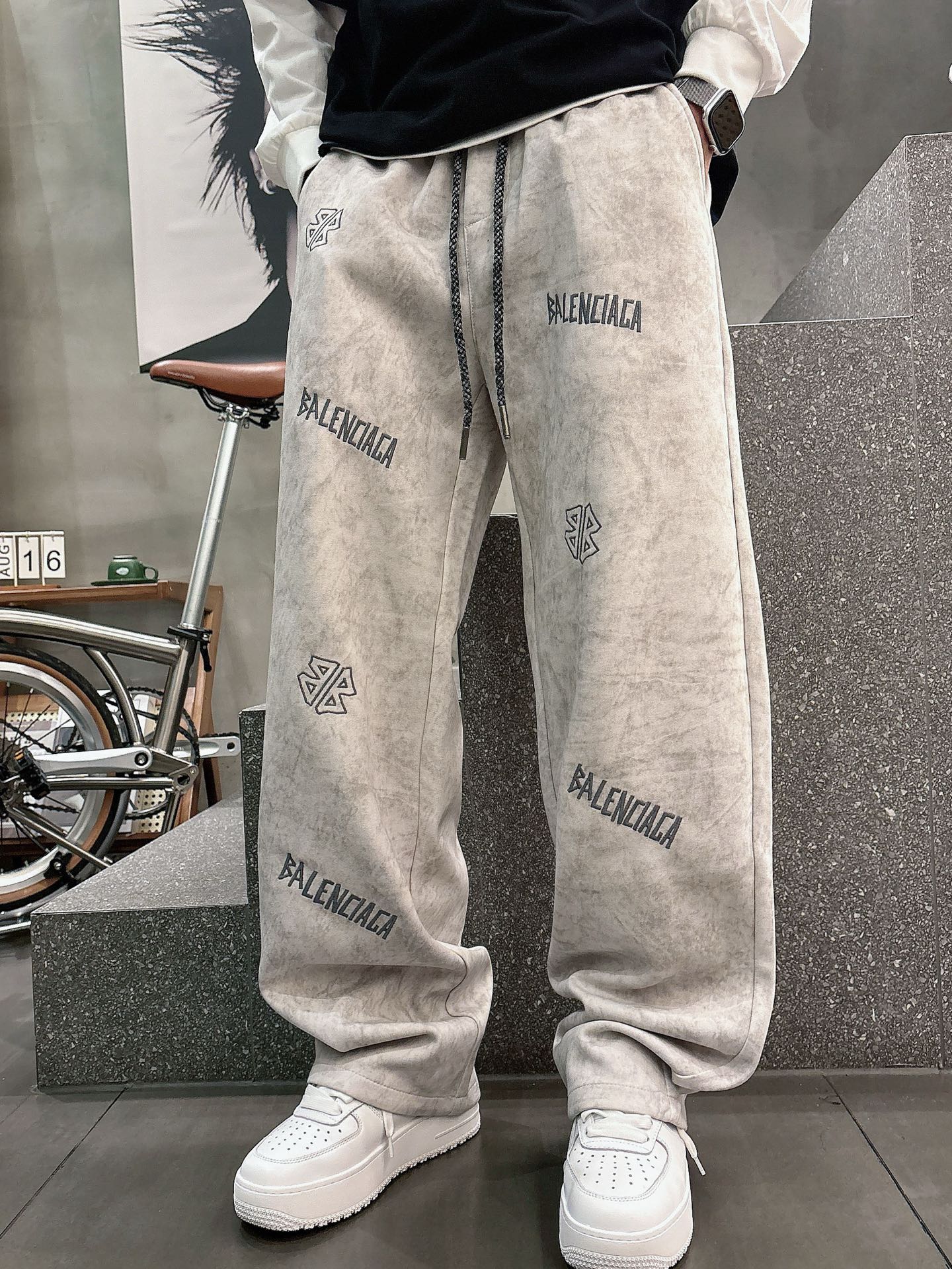 Balenciaga一比一男士休閒長褲 米色水洗風寬鬆直筒運動褲字母印花款