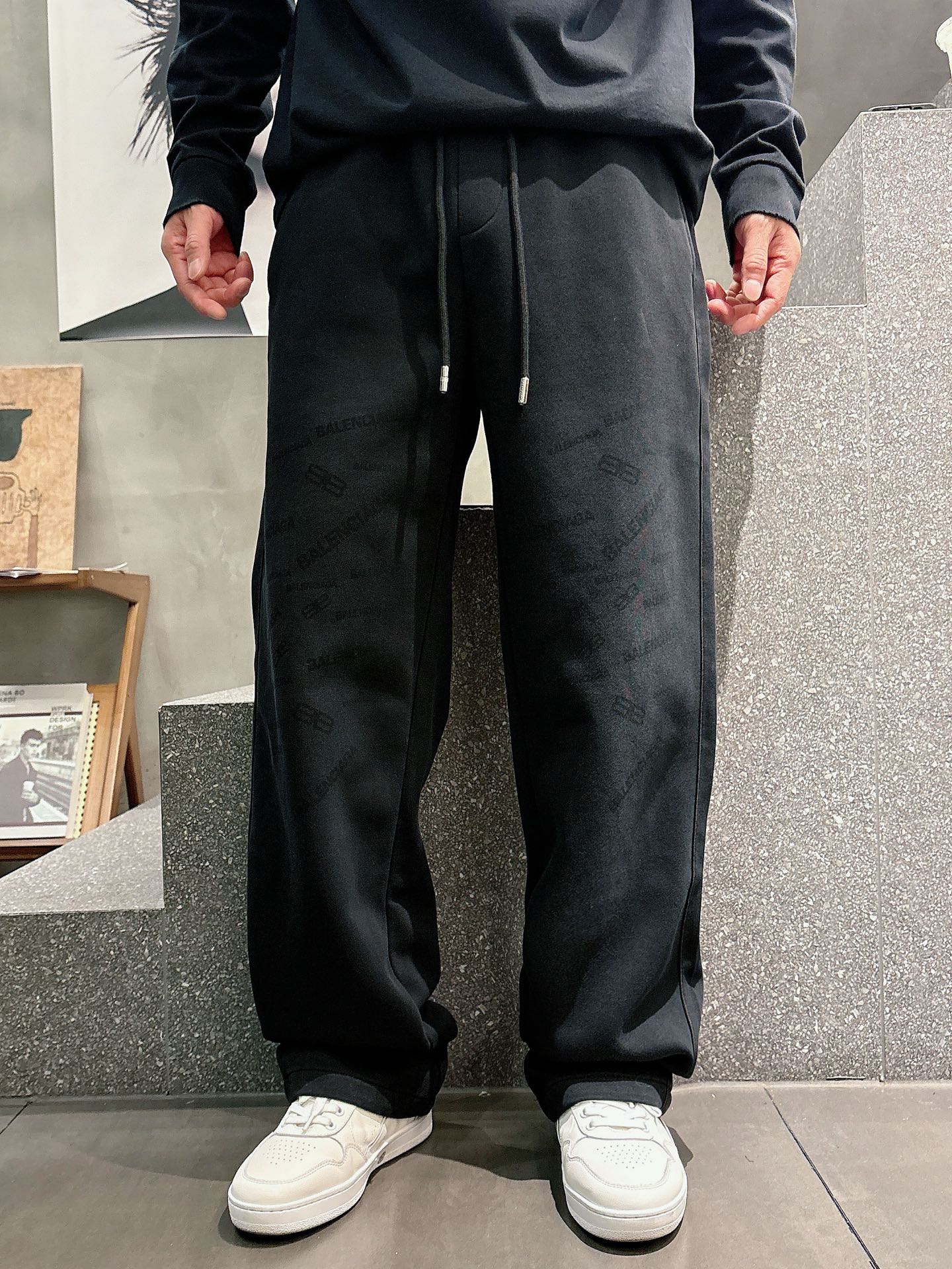 巴黎世家高仿暗紋滿版字母運動長褲 寬鬆直筒休閒褲| 3 巴黎世家高仿暗紋滿版字母運動長褲 寬鬆直筒休閒褲