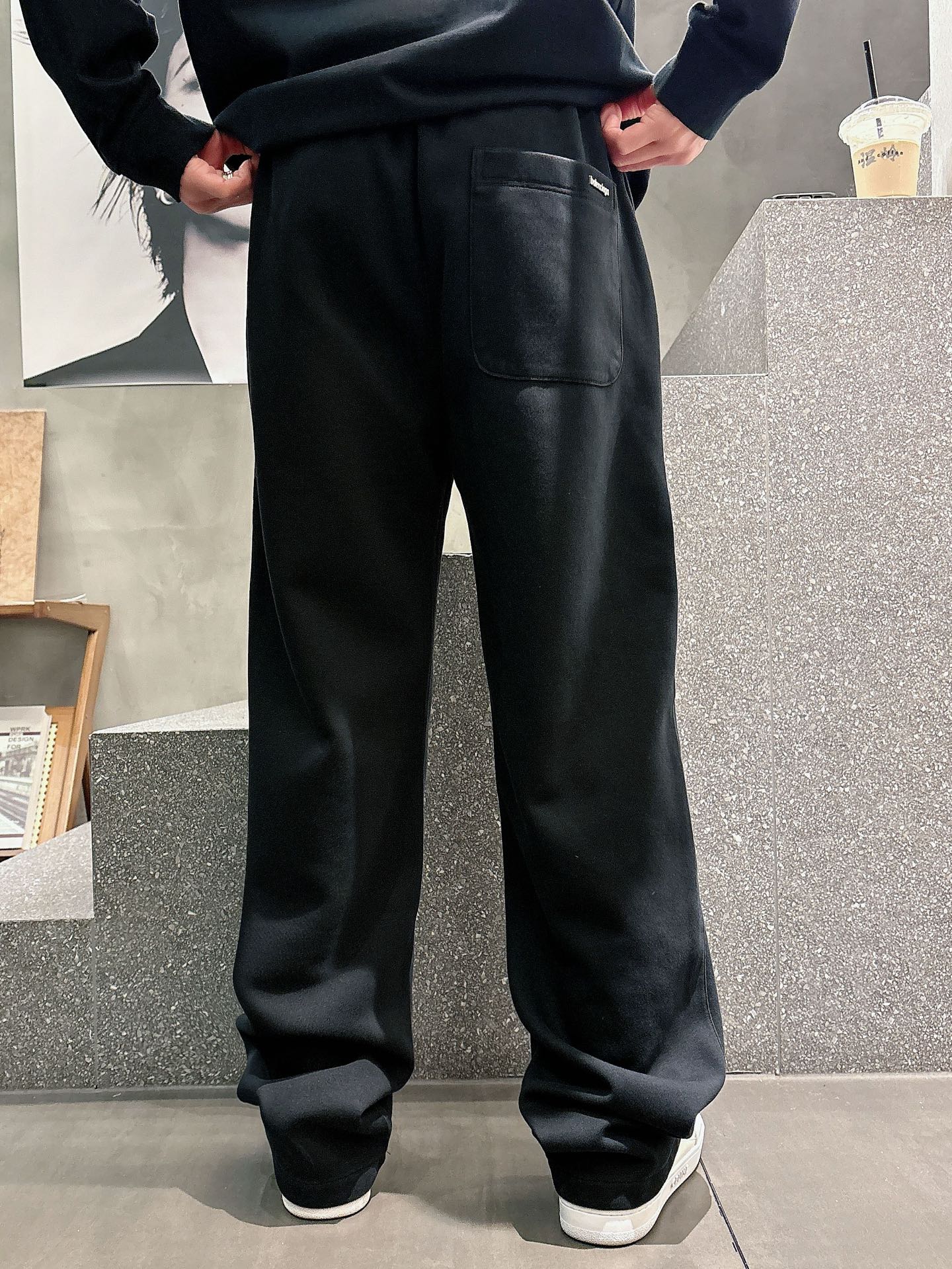 巴黎世家高仿暗紋滿版字母運動長褲 寬鬆直筒休閒褲