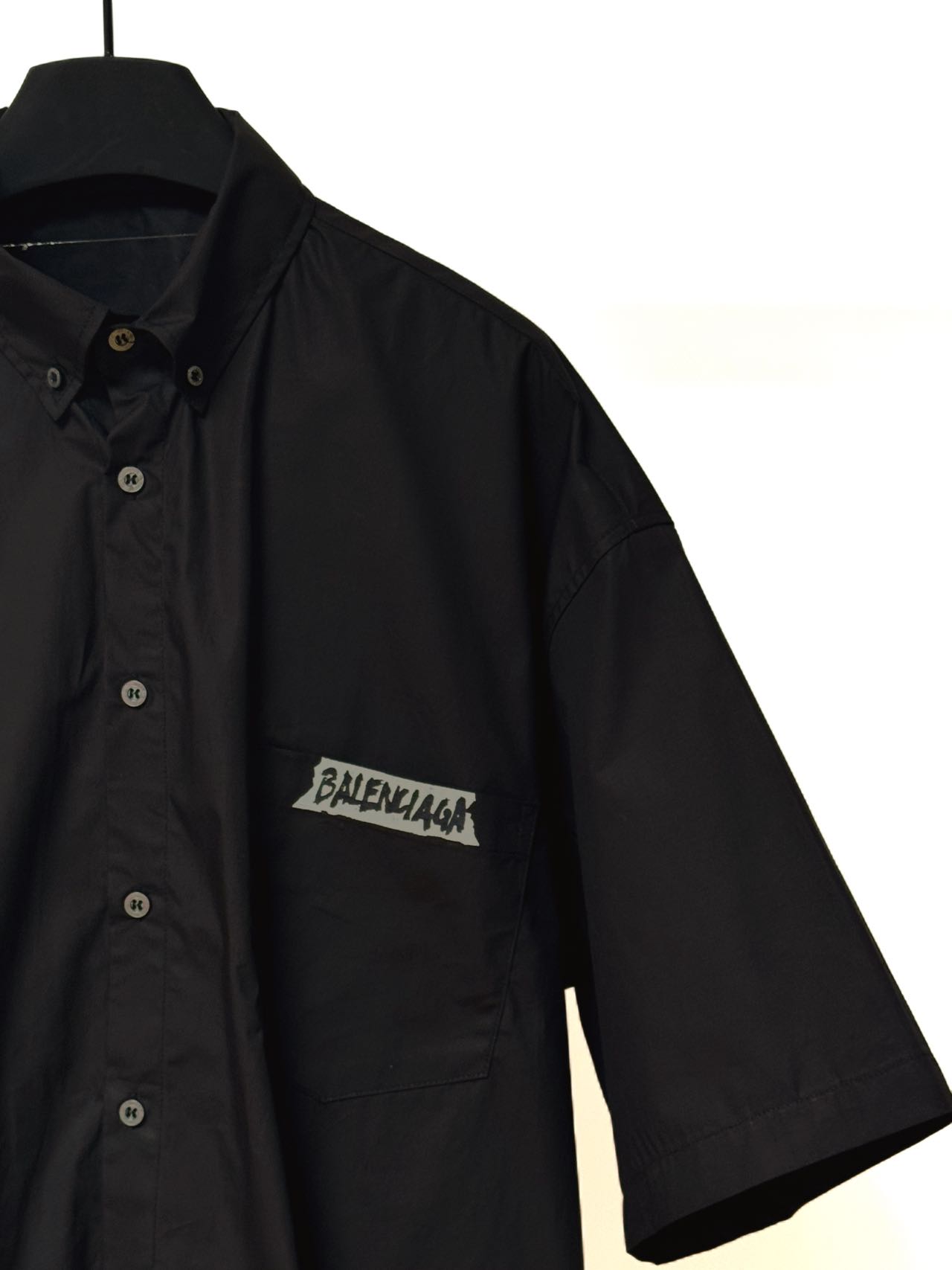 Balenciaga A貨襯衫 男款黑色貼布LOGO短袖寬鬆襯衣| 10 Balenciaga A貨襯衫 男款黑色貼布LOGO短袖寬鬆襯衣