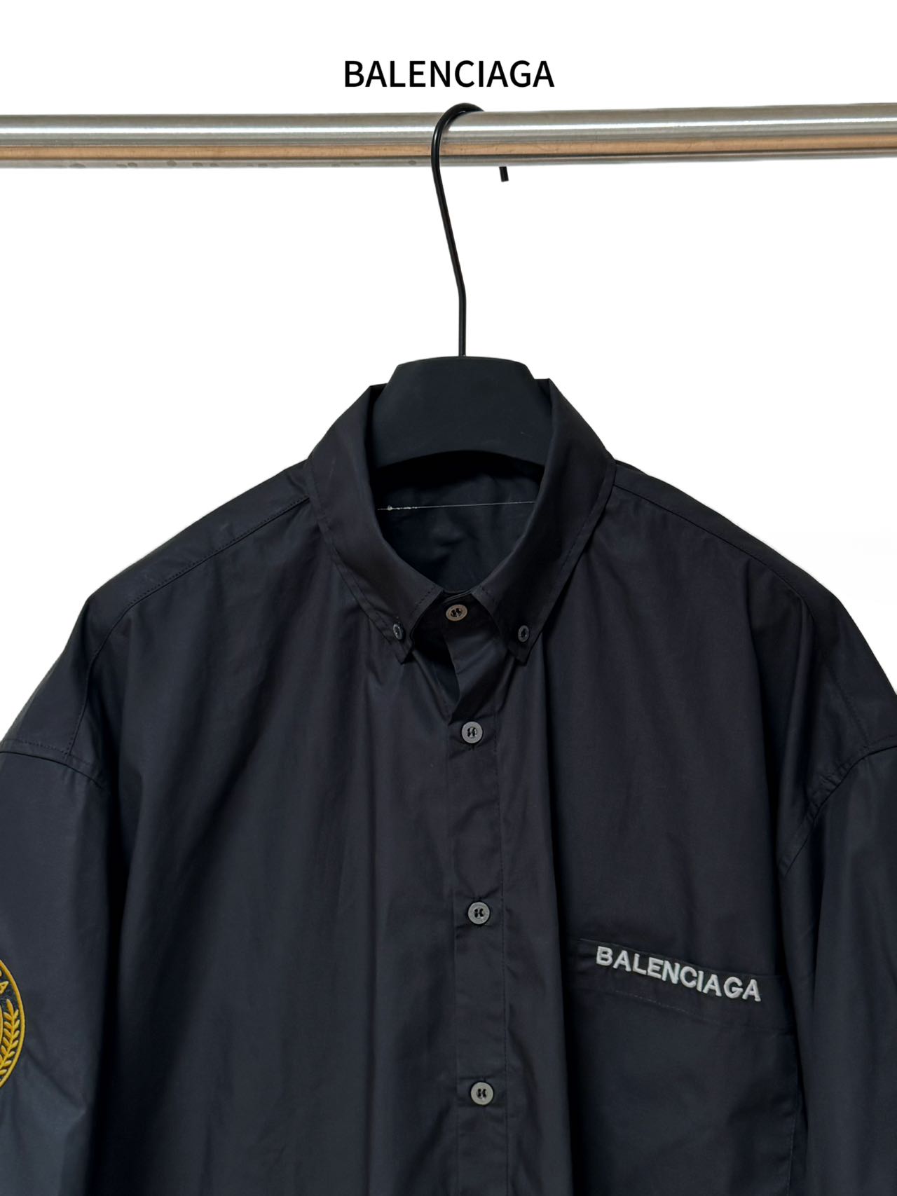 Balenciaga 高仿襯衫 男款黑色徽章刺繡短袖寬鬆襯衣| 11 Balenciaga 高仿襯衫 男款黑色徽章刺繡短袖寬鬆襯衣