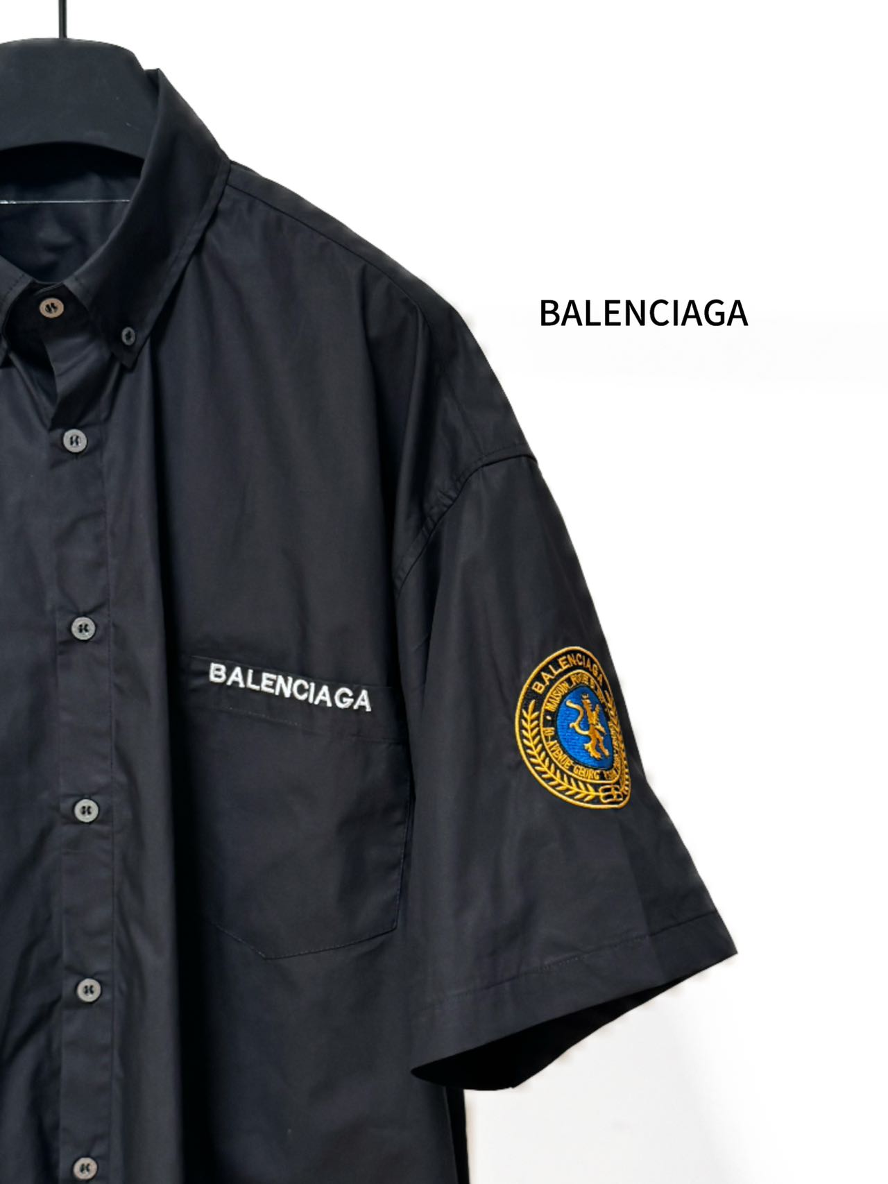 Balenciaga 高仿襯衫 男款黑色徽章刺繡短袖寬鬆襯衣| 10 Balenciaga 高仿襯衫 男款黑色徽章刺繡短袖寬鬆襯衣