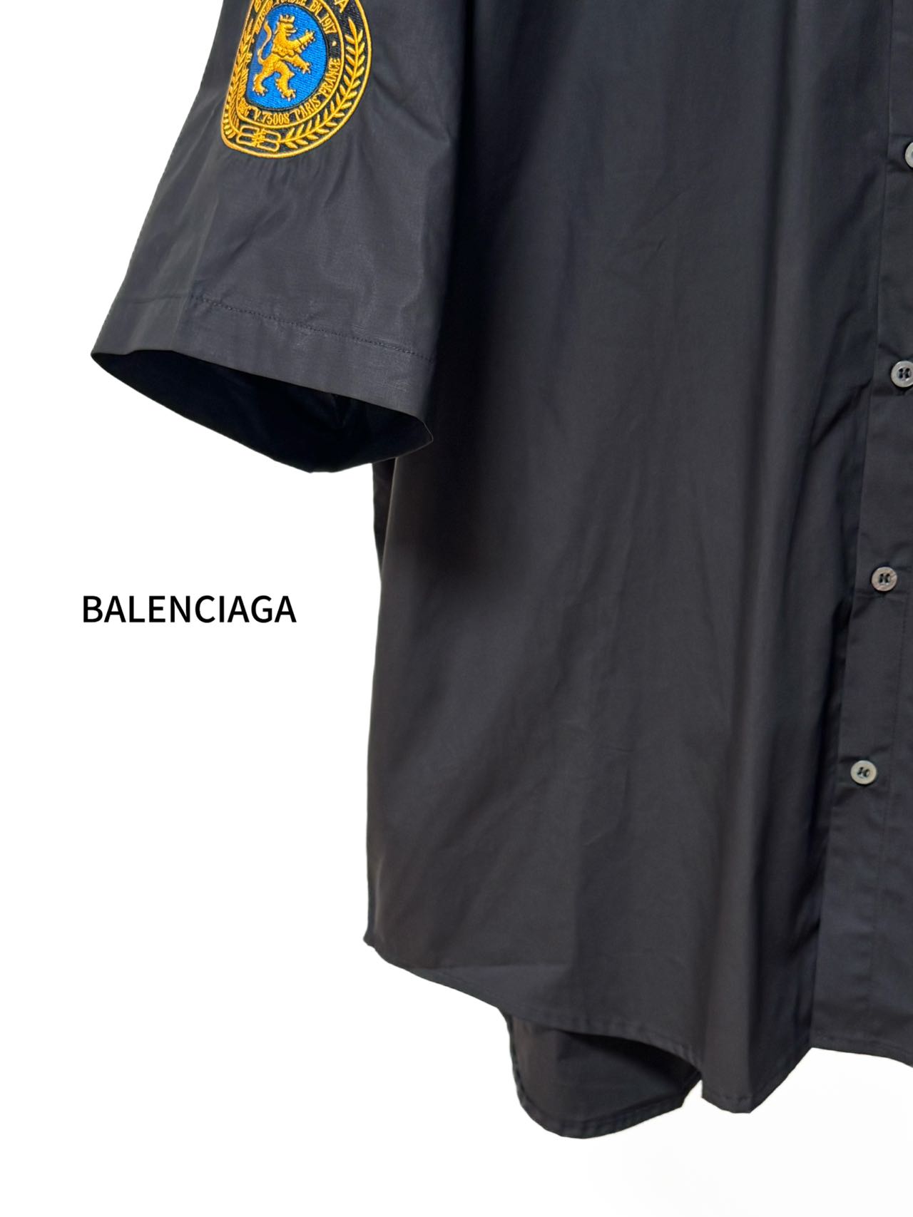 Balenciaga 高仿襯衫 男款黑色徽章刺繡短袖寬鬆襯衣| 9 Balenciaga 高仿襯衫 男款黑色徽章刺繡短袖寬鬆襯衣