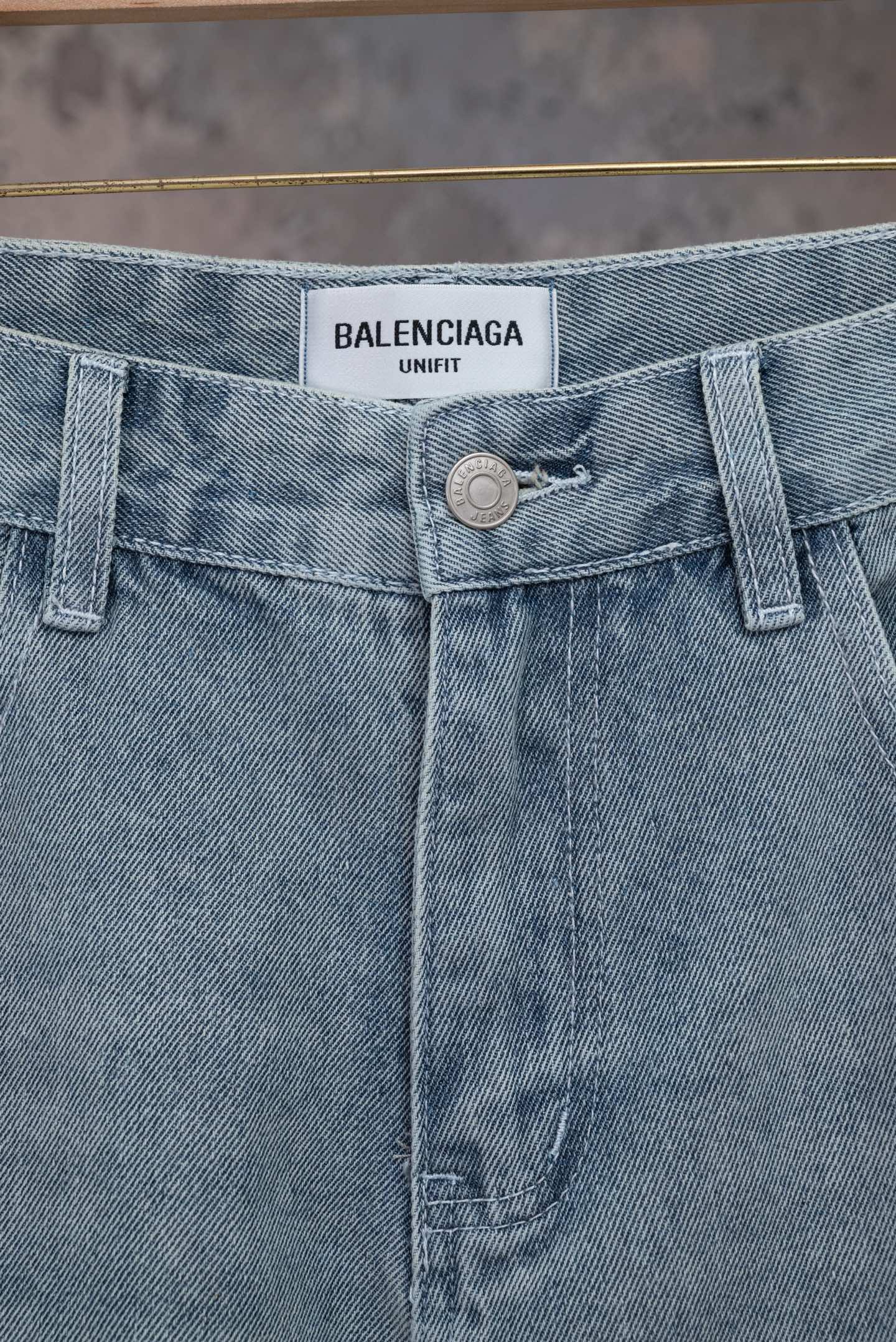 Balenciaga高仿男士牛仔短褲淺色刷紋設計個性圖案街頭潮流款| 11 Balenciaga高仿男士牛仔短褲淺色刷紋設計個性圖案街頭潮流款
