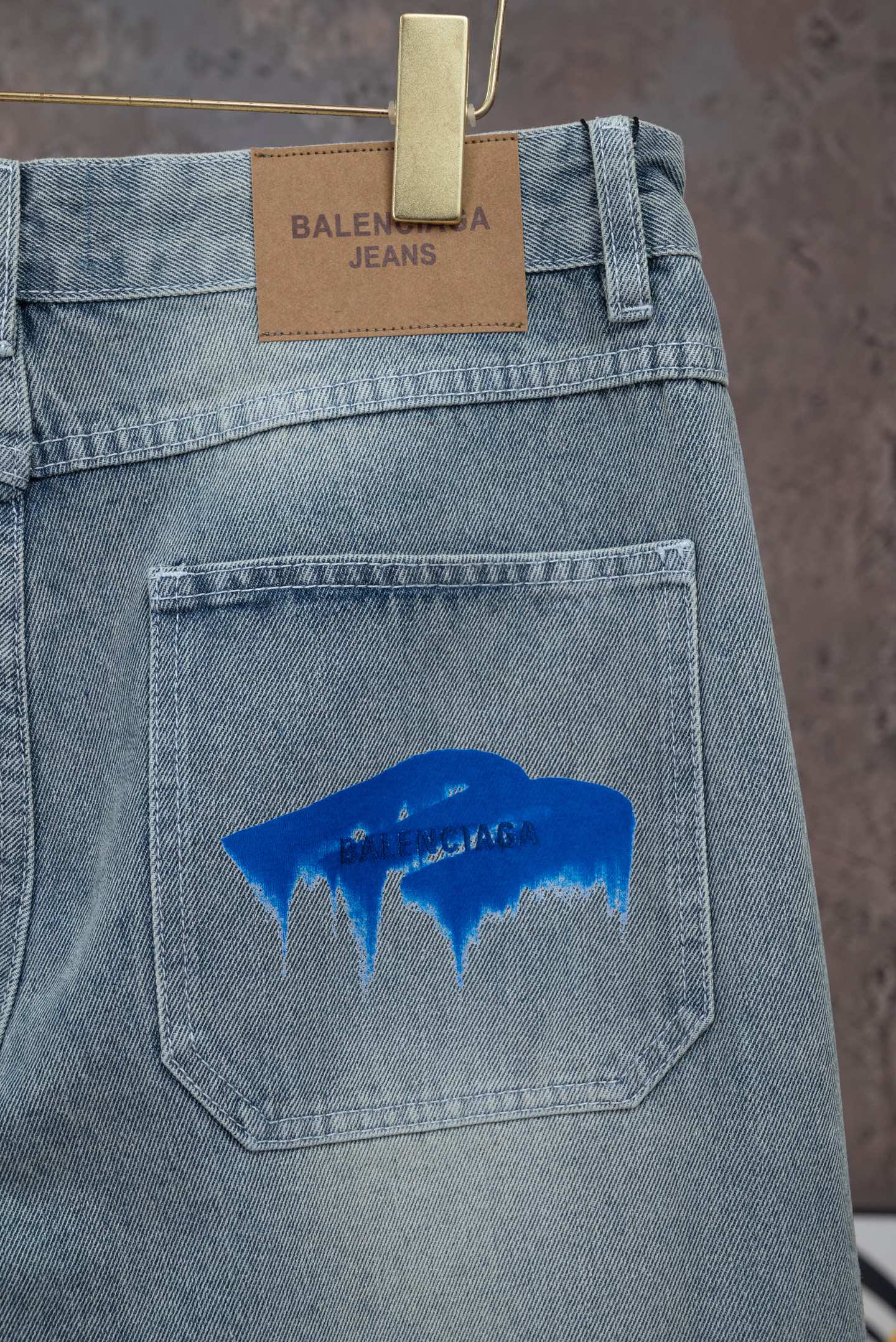 Balenciaga高仿男士牛仔短褲淺色刷紋設計個性圖案街頭潮流款| 10 Balenciaga高仿男士牛仔短褲淺色刷紋設計個性圖案街頭潮流款