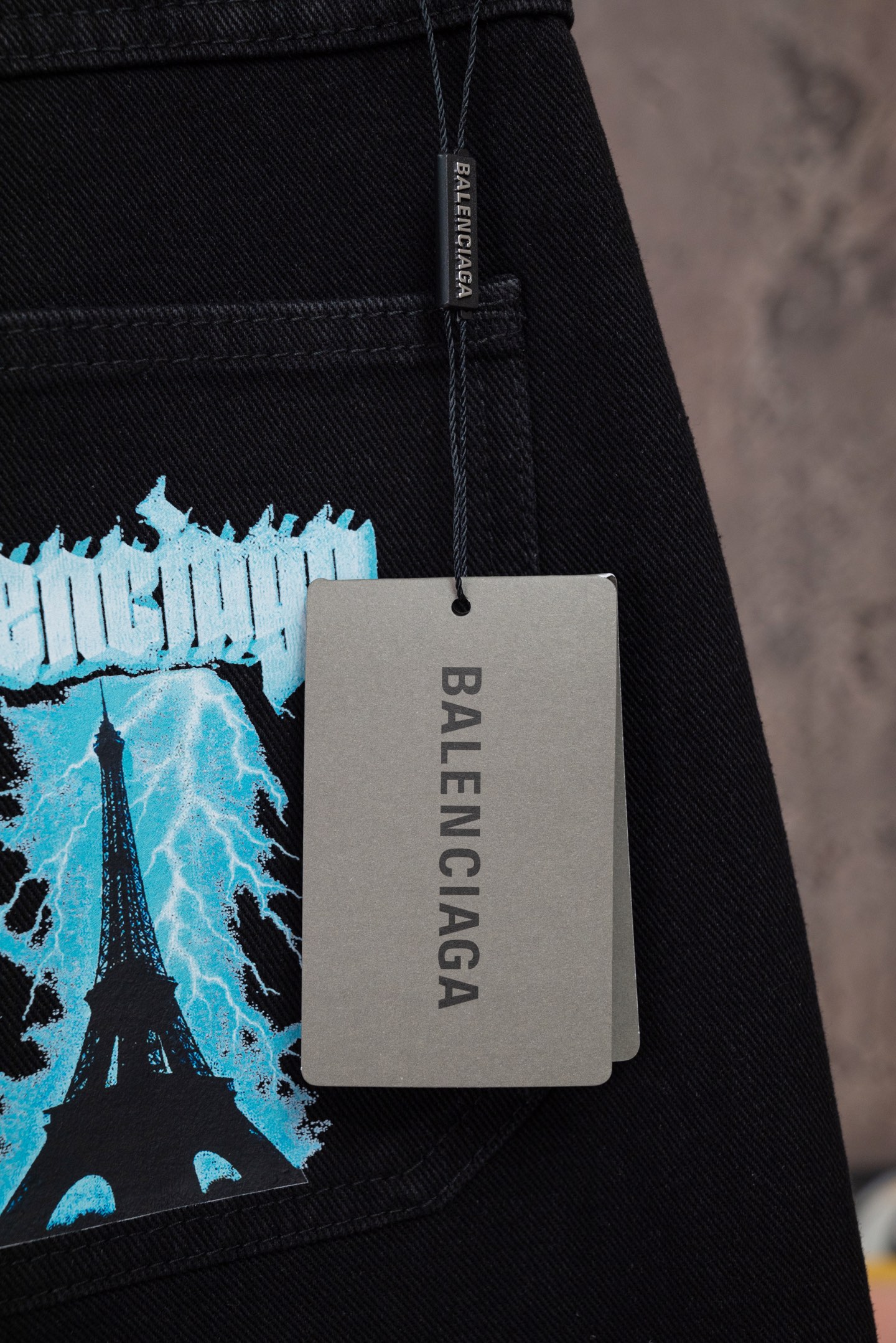 Balenciaga高仿男士牛仔短褲巴黎圖騰設計街頭個性百搭款| 9 Balenciaga高仿男士牛仔短褲巴黎圖騰設計街頭個性百搭款