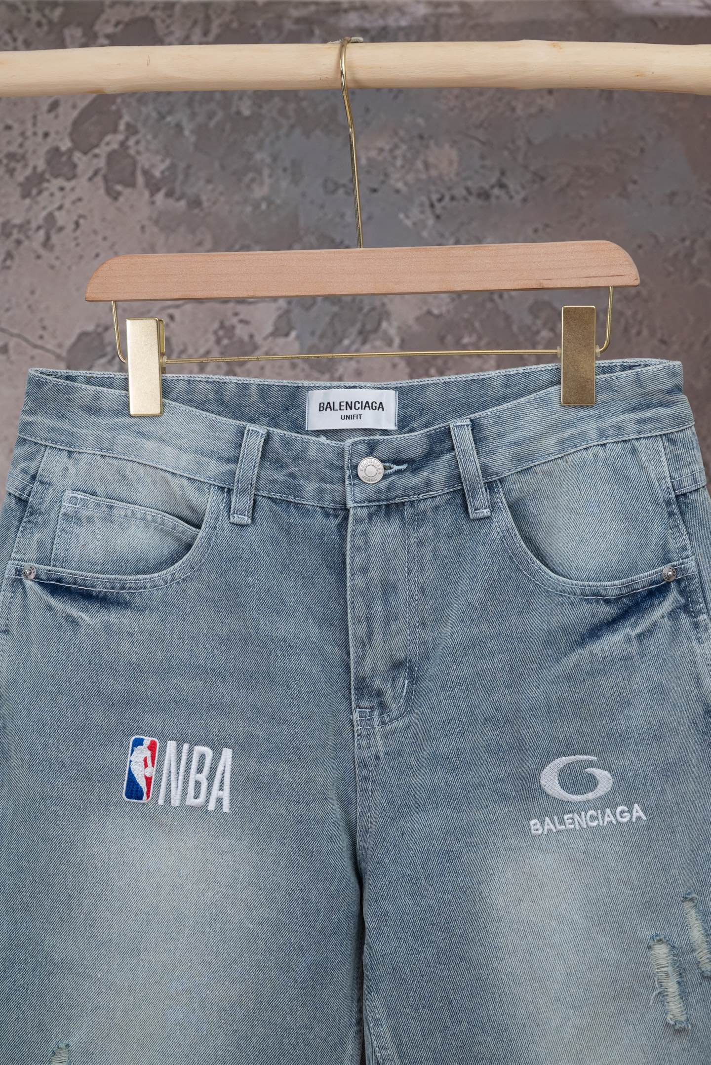 Balenciaga高仿男士牛仔短褲NBA聯名設計潮流運動風百搭款| 13 Balenciaga高仿男士牛仔短褲NBA聯名設計潮流運動風百搭款