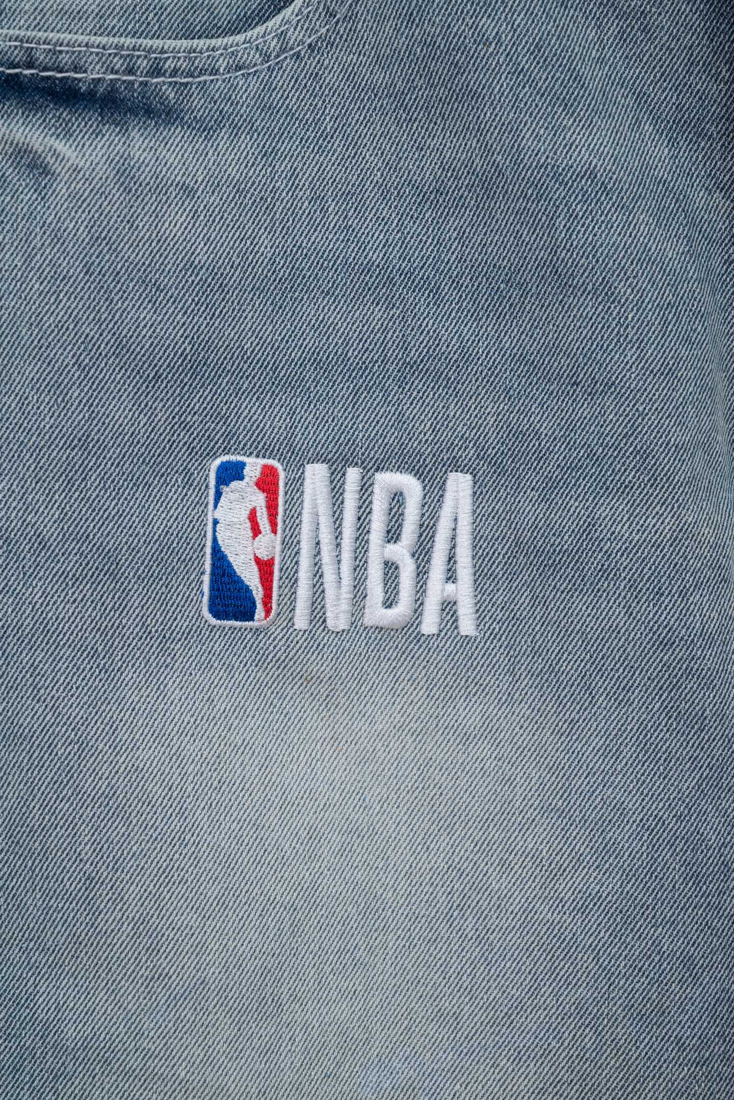 Balenciaga高仿男士牛仔短褲NBA聯名設計潮流運動風百搭款| 11 Balenciaga高仿男士牛仔短褲NBA聯名設計潮流運動風百搭款