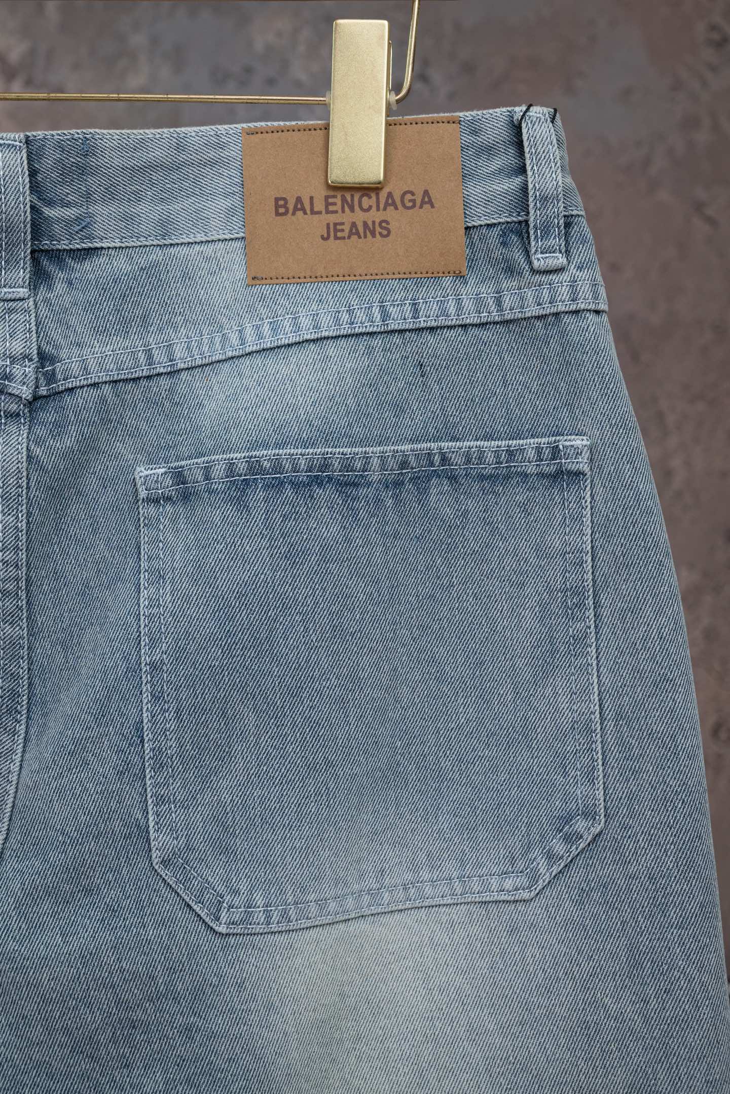 Balenciaga高仿男士牛仔短褲NBA聯名設計潮流運動風百搭款| 10 Balenciaga高仿男士牛仔短褲NBA聯名設計潮流運動風百搭款
