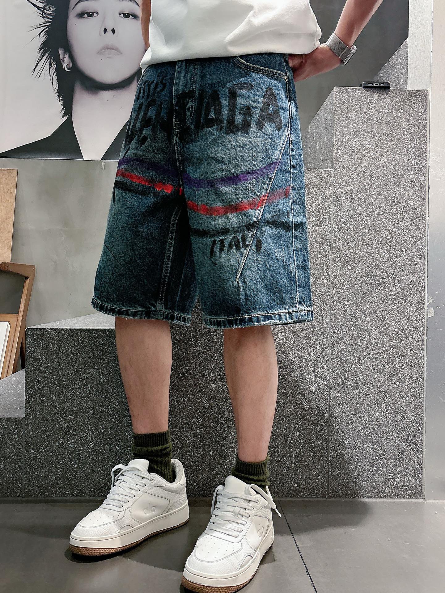 Balenciaga高仿男士牛仔短褲塗鴉字母設計街頭潮流寬鬆款| 12 Balenciaga高仿男士牛仔短褲塗鴉字母設計街頭潮流寬鬆款