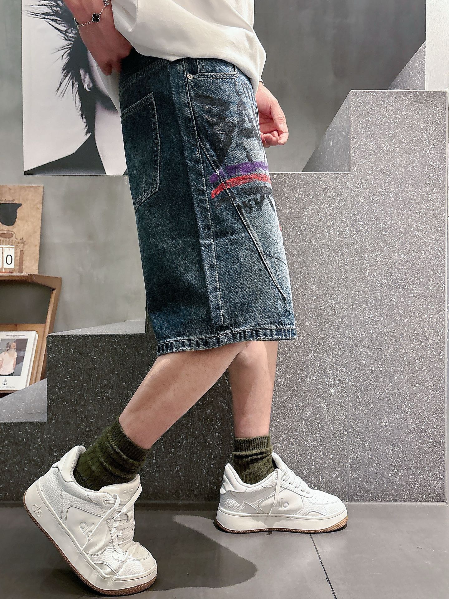 Balenciaga高仿男士牛仔短褲塗鴉字母設計街頭潮流寬鬆款| 11 Balenciaga高仿男士牛仔短褲塗鴉字母設計街頭潮流寬鬆款