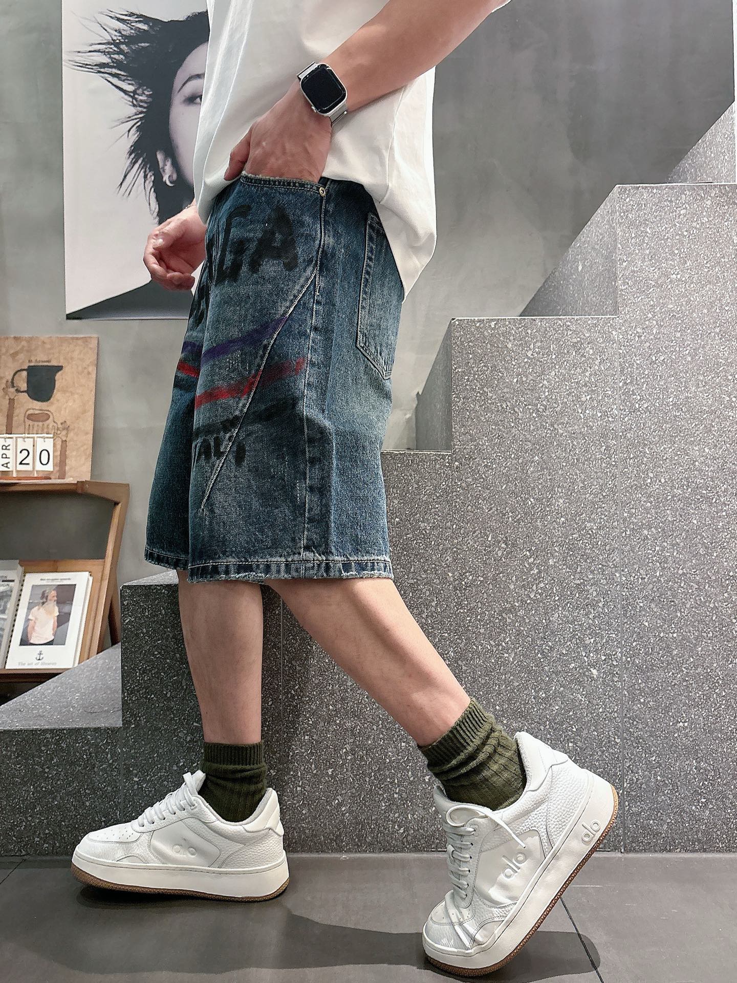 Balenciaga高仿男士牛仔短褲塗鴉字母設計街頭潮流寬鬆款| 10 Balenciaga高仿男士牛仔短褲塗鴉字母設計街頭潮流寬鬆款
