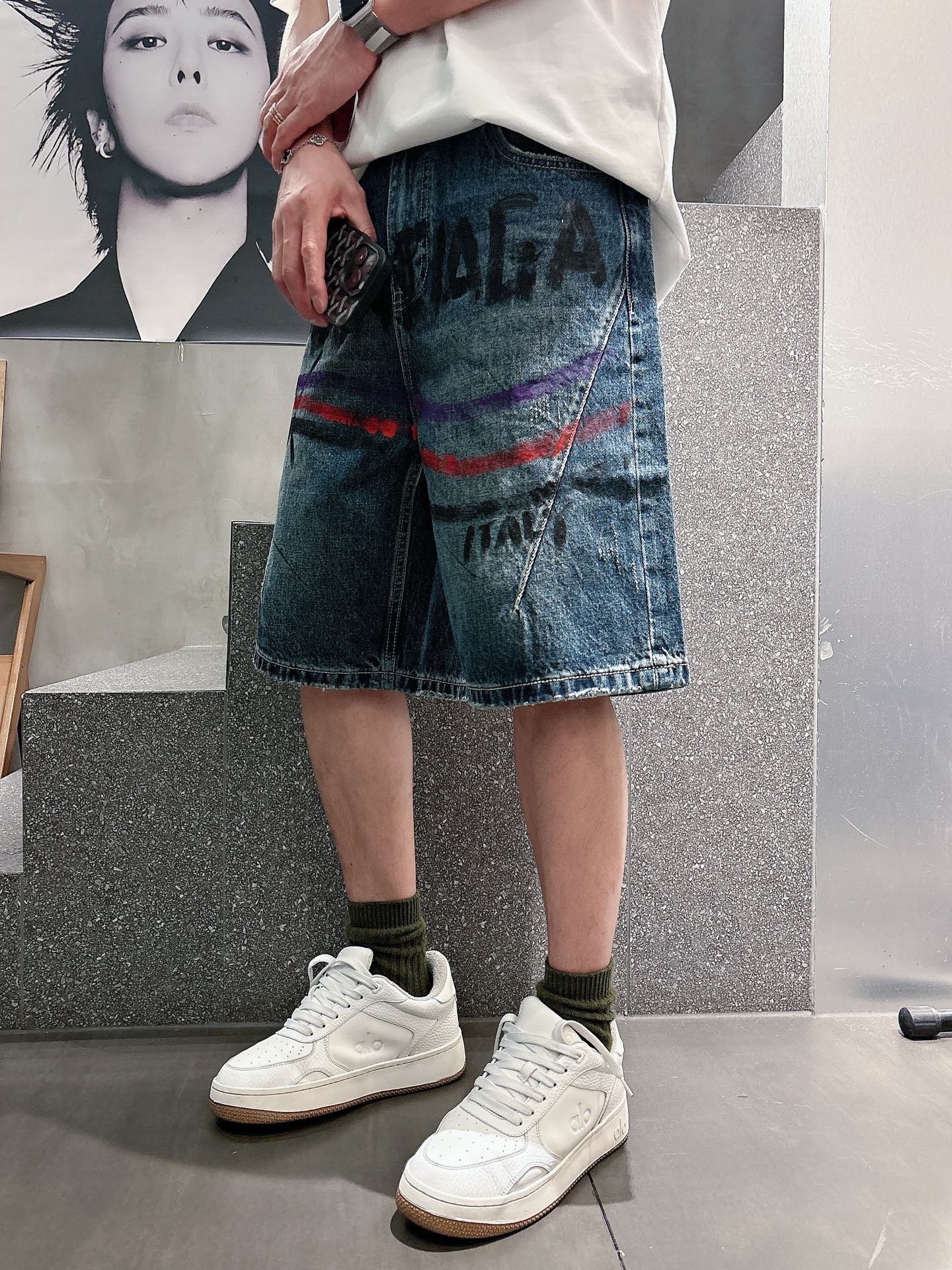 Balenciaga高仿男士牛仔短褲塗鴉字母設計街頭潮流寬鬆款| 9 Balenciaga高仿男士牛仔短褲塗鴉字母設計街頭潮流寬鬆款