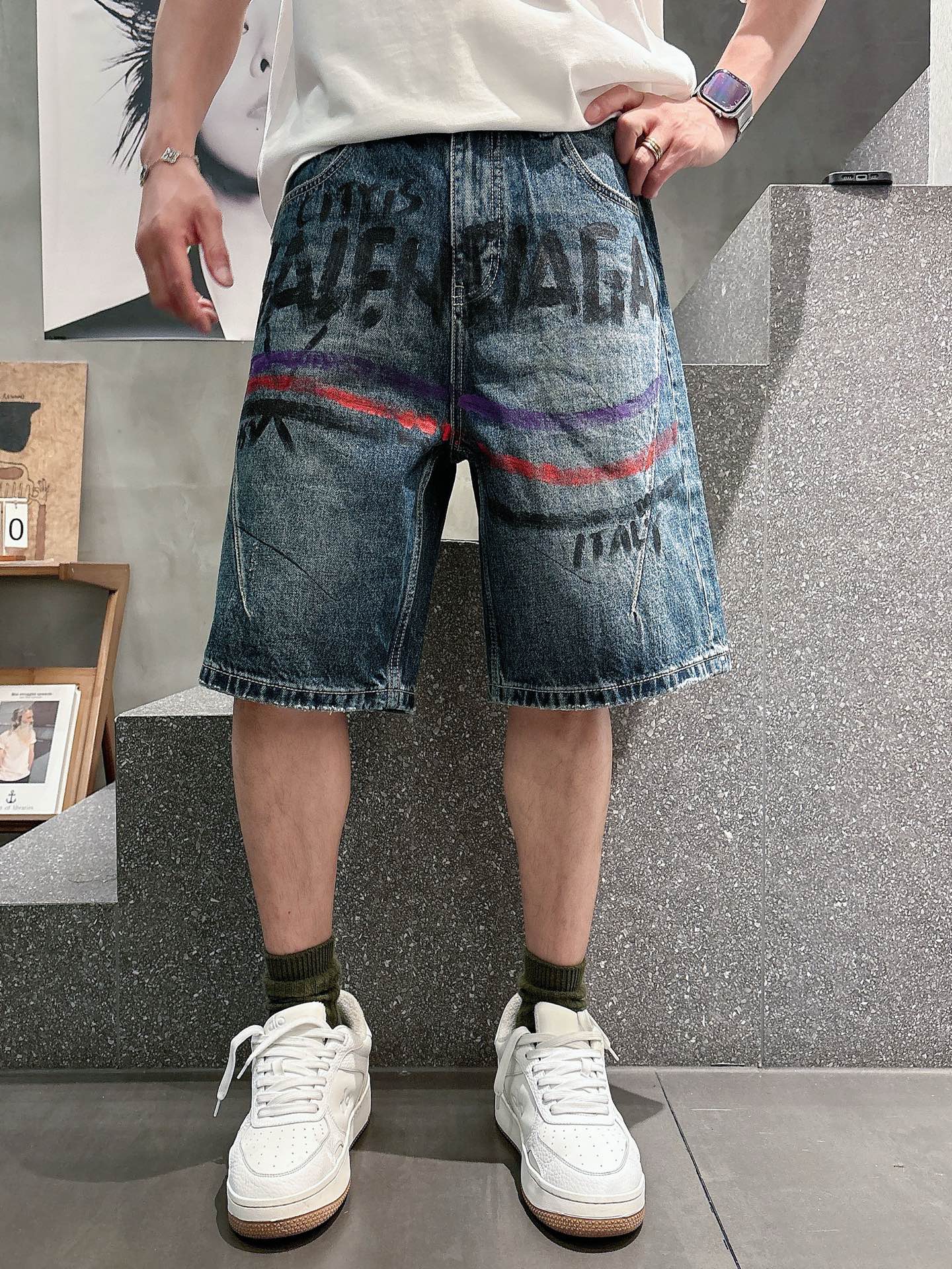 Balenciaga高仿男士牛仔短褲塗鴉字母設計街頭潮流寬鬆款| 8 Balenciaga高仿男士牛仔短褲塗鴉字母設計街頭潮流寬鬆款