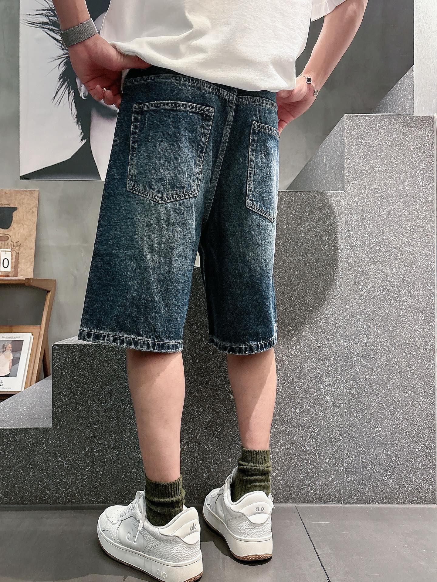 Balenciaga高仿男士牛仔短褲塗鴉字母設計街頭潮流寬鬆款| 7 Balenciaga高仿男士牛仔短褲塗鴉字母設計街頭潮流寬鬆款