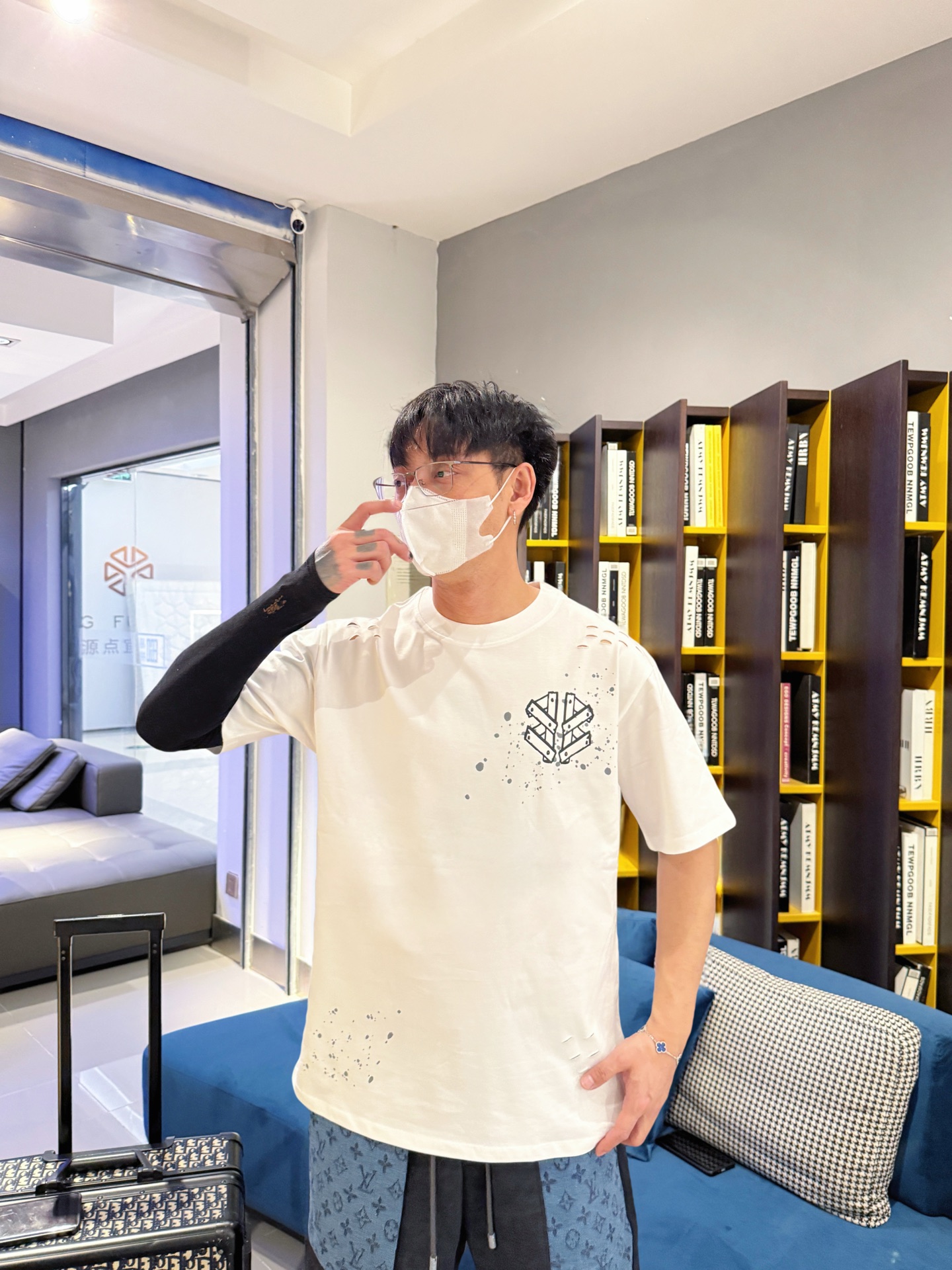 Balenciaga 一比一T恤 男款白色噴漆做舊LOGO寬鬆短袖| 14 Balenciaga 一比一T恤 男款白色噴漆做舊LOGO寬鬆短袖