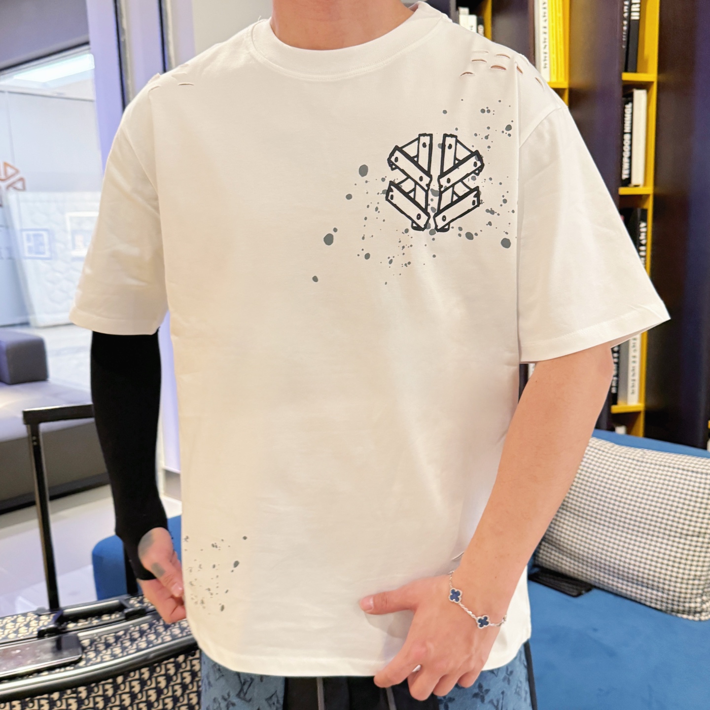 Balenciaga 一比一T恤 男款白色噴漆做舊LOGO寬鬆短袖| 10 Balenciaga 一比一T恤 男款白色噴漆做舊LOGO寬鬆短袖