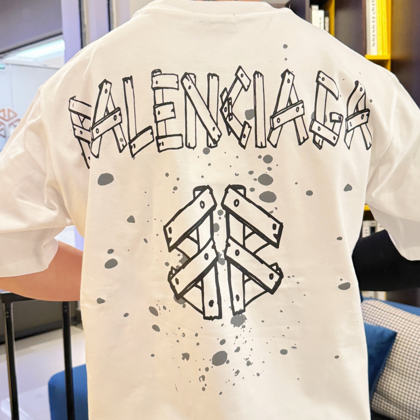 Balenciaga 一比一T恤 男款白色噴漆做舊LOGO寬鬆短袖| 8 Balenciaga 一比一T恤 男款白色噴漆做舊LOGO寬鬆短袖