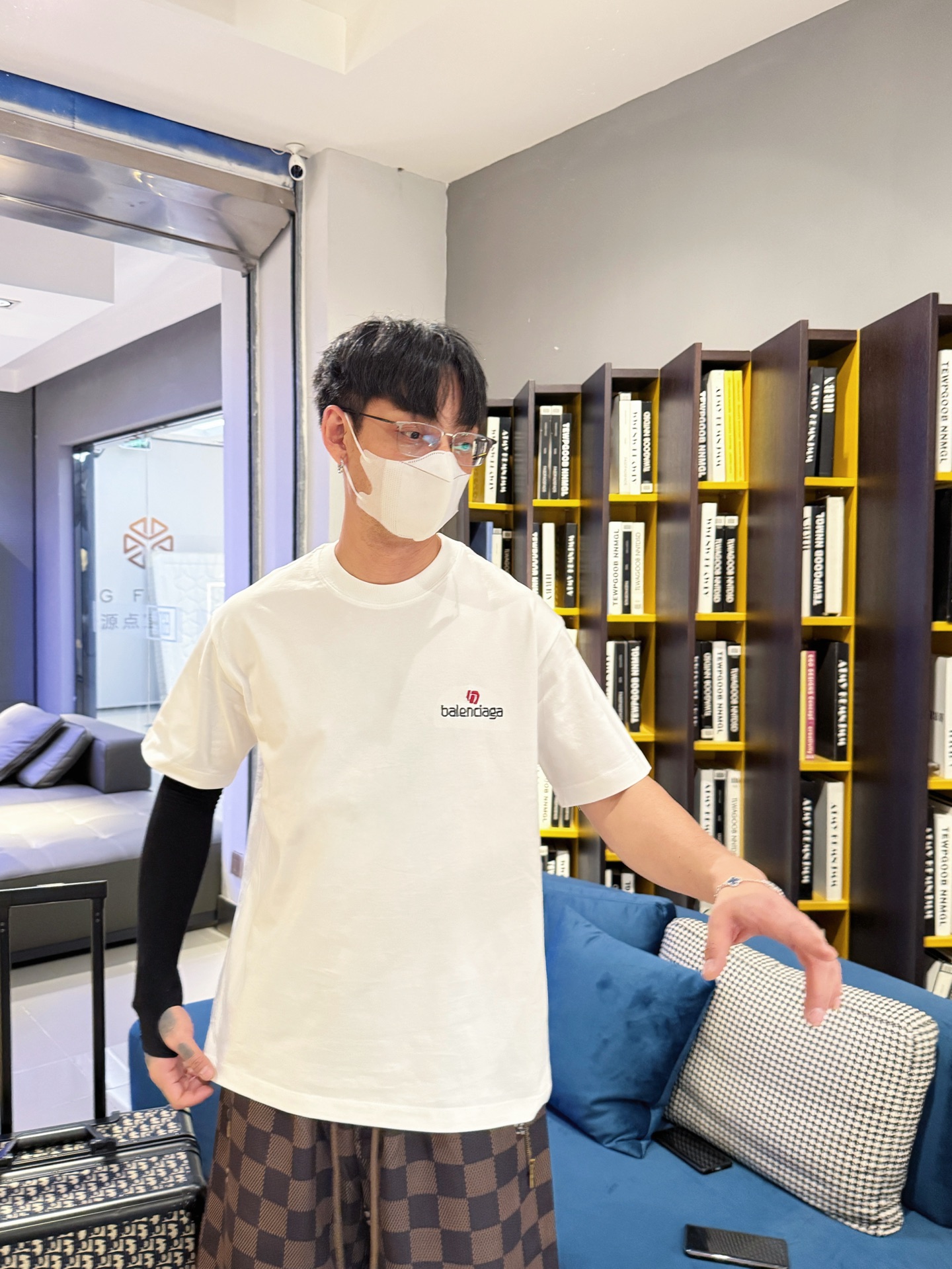 Balenciaga 高仿T恤 男款白色簡約小LOGO寬鬆短袖上衣| 13 Balenciaga 高仿T恤 男款白色簡約小LOGO寬鬆短袖上衣