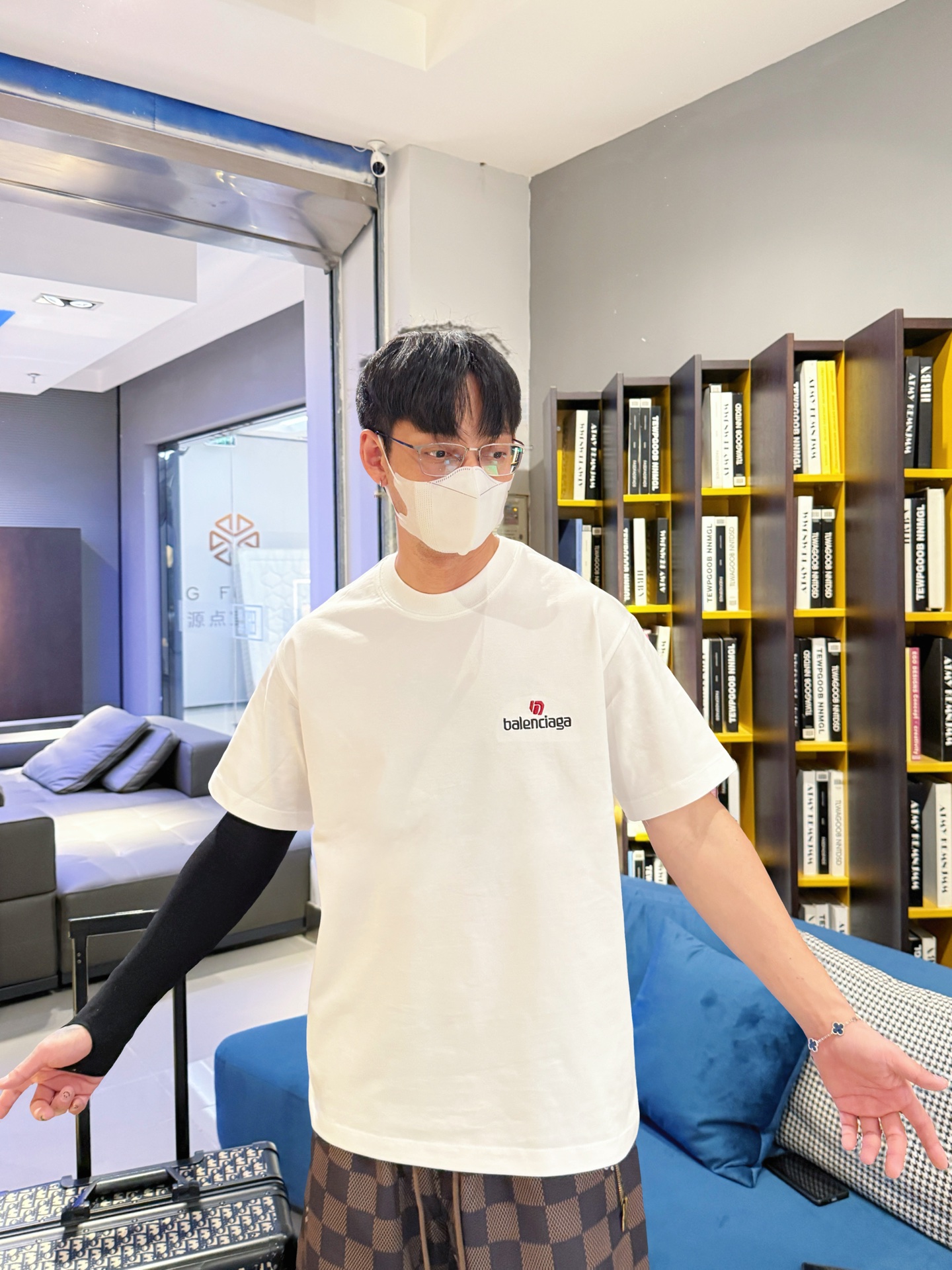 Balenciaga 高仿T恤 男款白色簡約小LOGO寬鬆短袖上衣| 12 Balenciaga 高仿T恤 男款白色簡約小LOGO寬鬆短袖上衣