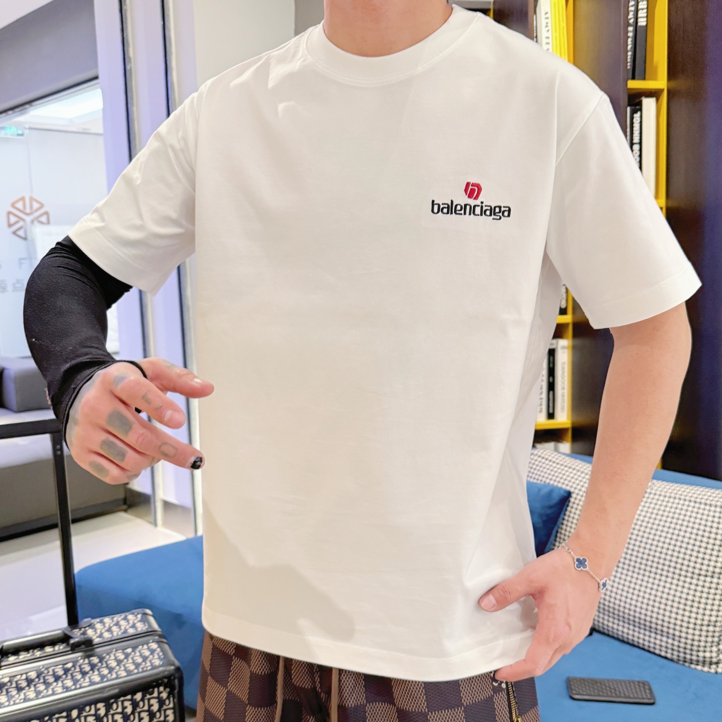 Balenciaga 高仿T恤 男款白色簡約小LOGO寬鬆短袖上衣| 10 Balenciaga 高仿T恤 男款白色簡約小LOGO寬鬆短袖上衣
