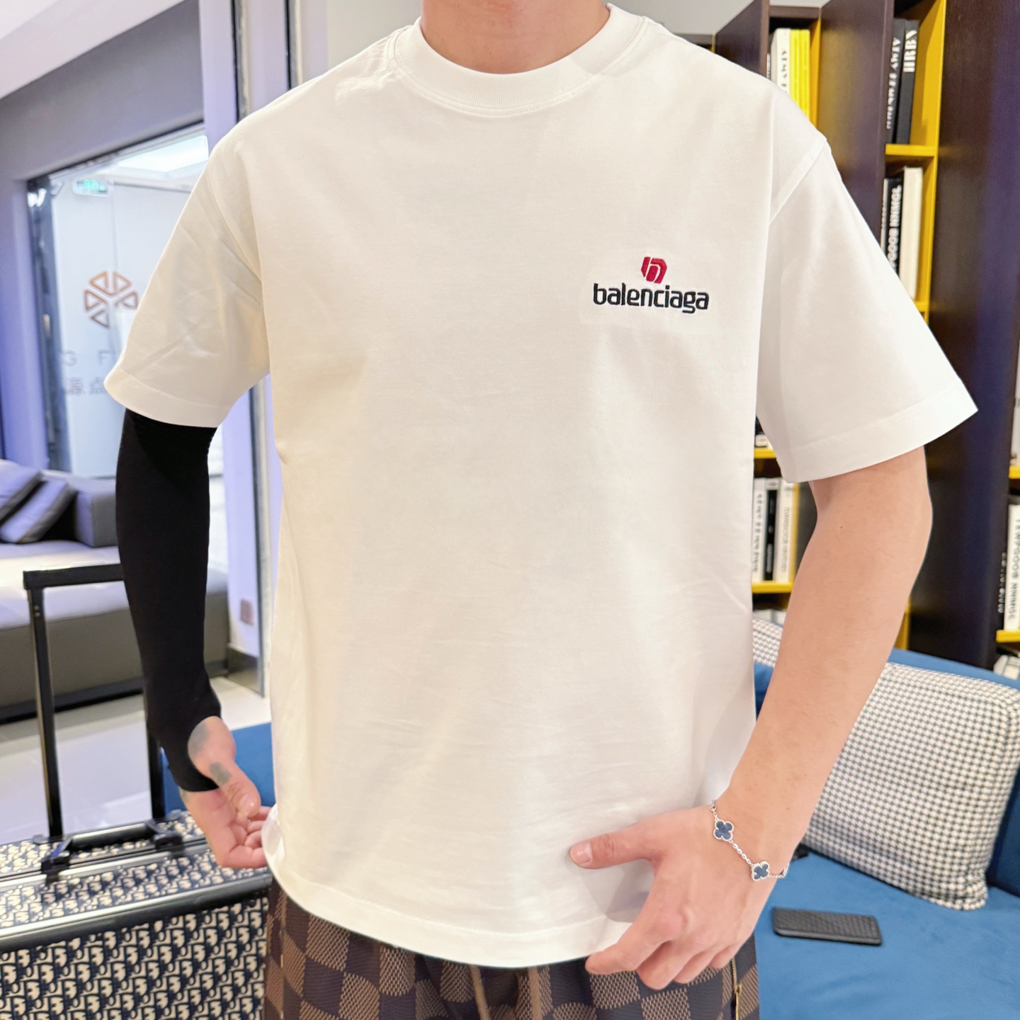 Balenciaga 高仿T恤 男款白色簡約小LOGO寬鬆短袖上衣| 9 Balenciaga 高仿T恤 男款白色簡約小LOGO寬鬆短袖上衣