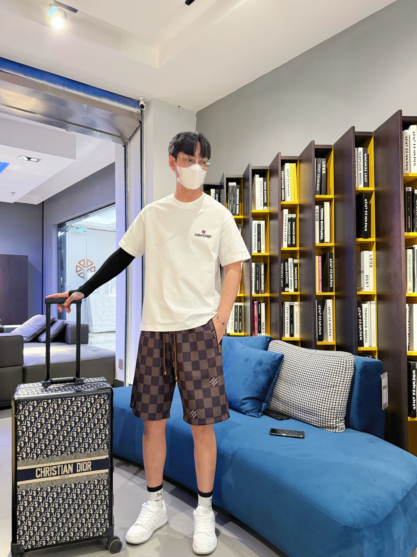 Balenciaga 高仿T恤 男款白色簡約小LOGO寬鬆短袖上衣| 8 Balenciaga 高仿T恤 男款白色簡約小LOGO寬鬆短袖上衣