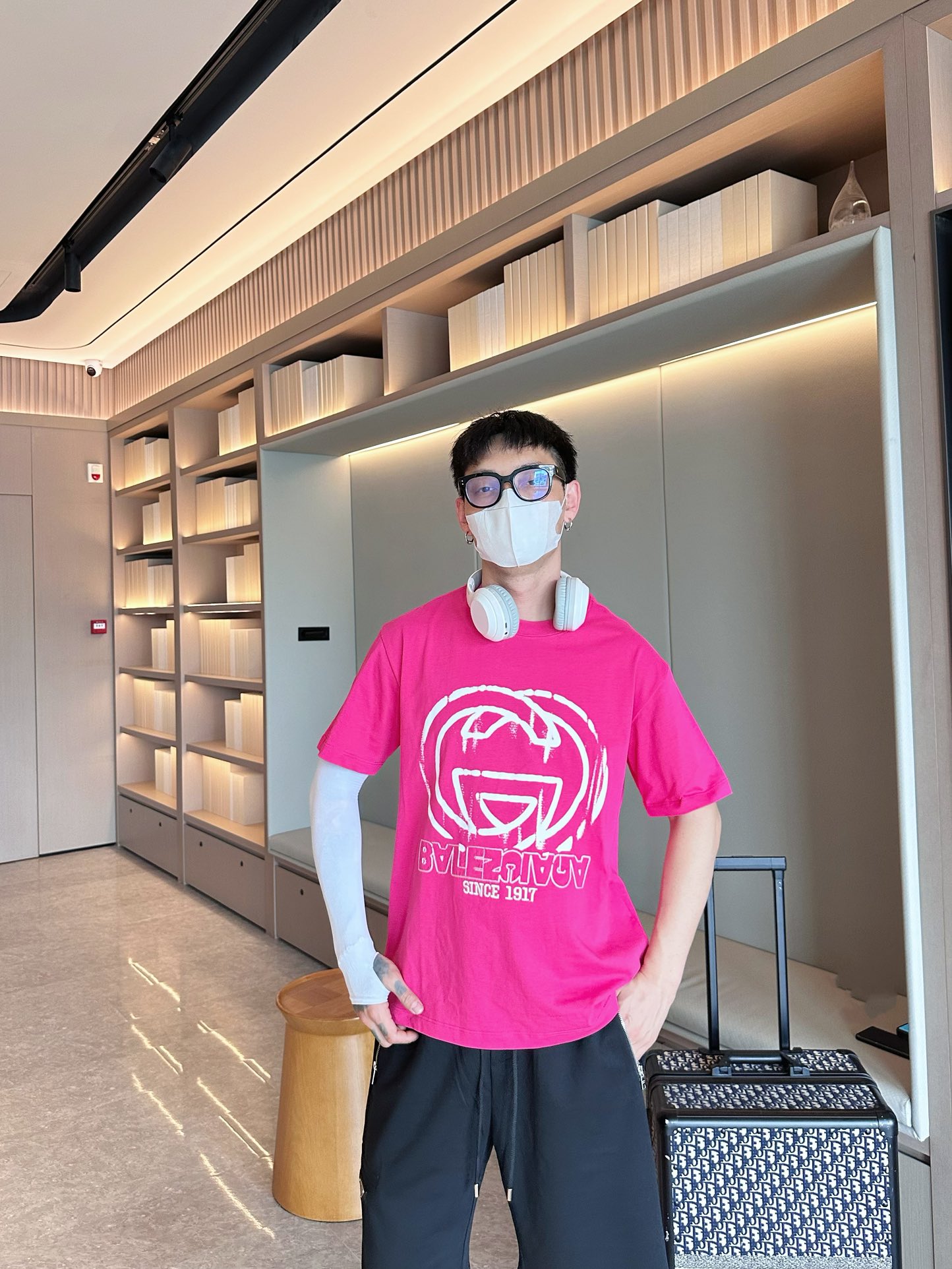 Balenciaga 高仿T恤 男款玫紅塗鴉LOGO印花寬鬆短袖