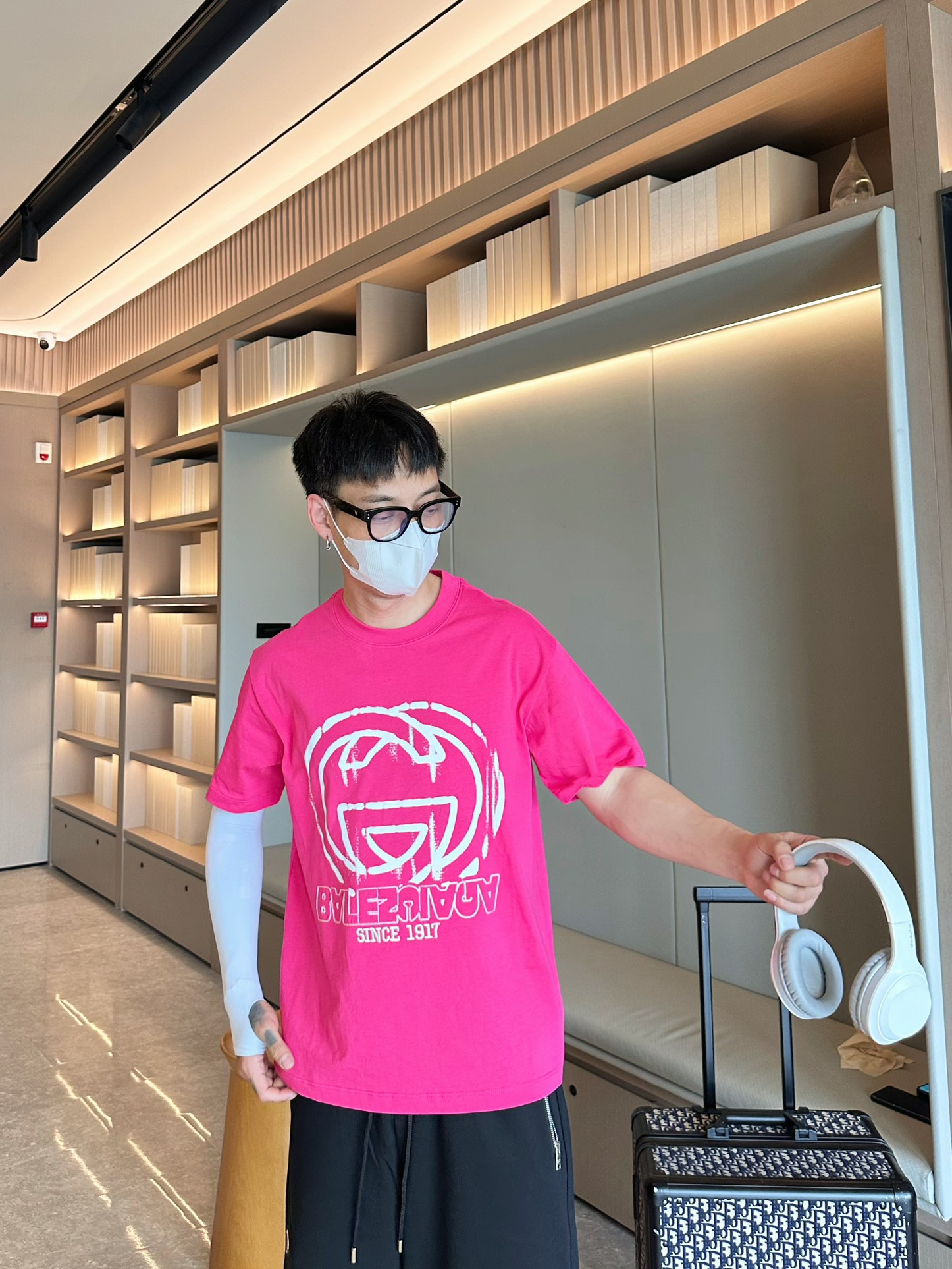 Balenciaga 高仿T恤 男款玫紅塗鴉LOGO印花寬鬆短袖