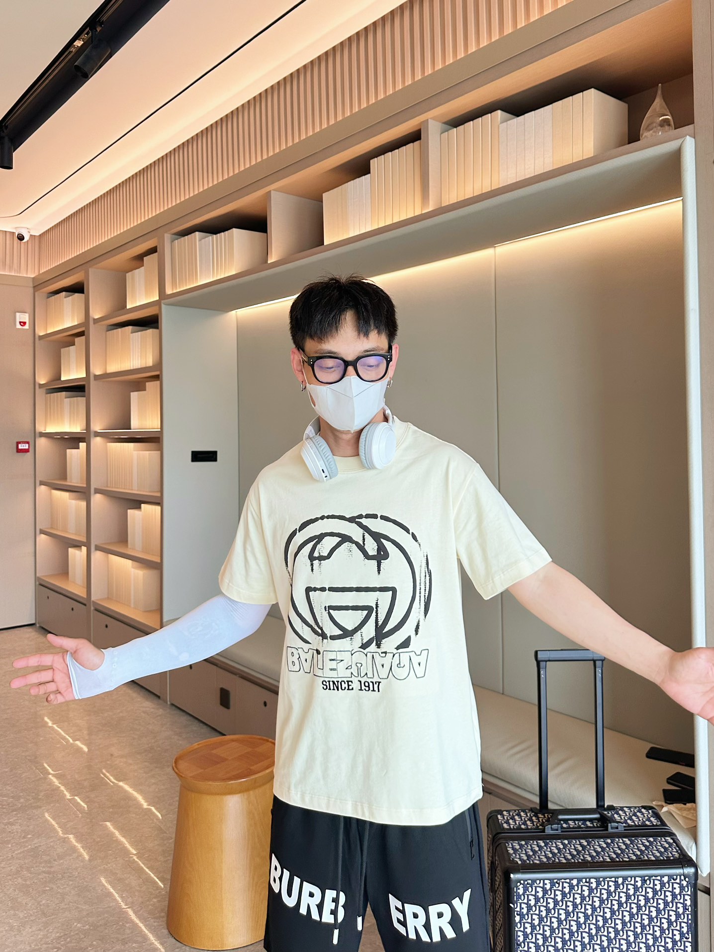 Balenciaga A貨T恤 男款米白塗鴉LOGO印花寬鬆短袖| 13 Balenciaga A貨T恤 男款米白塗鴉LOGO印花寬鬆短袖