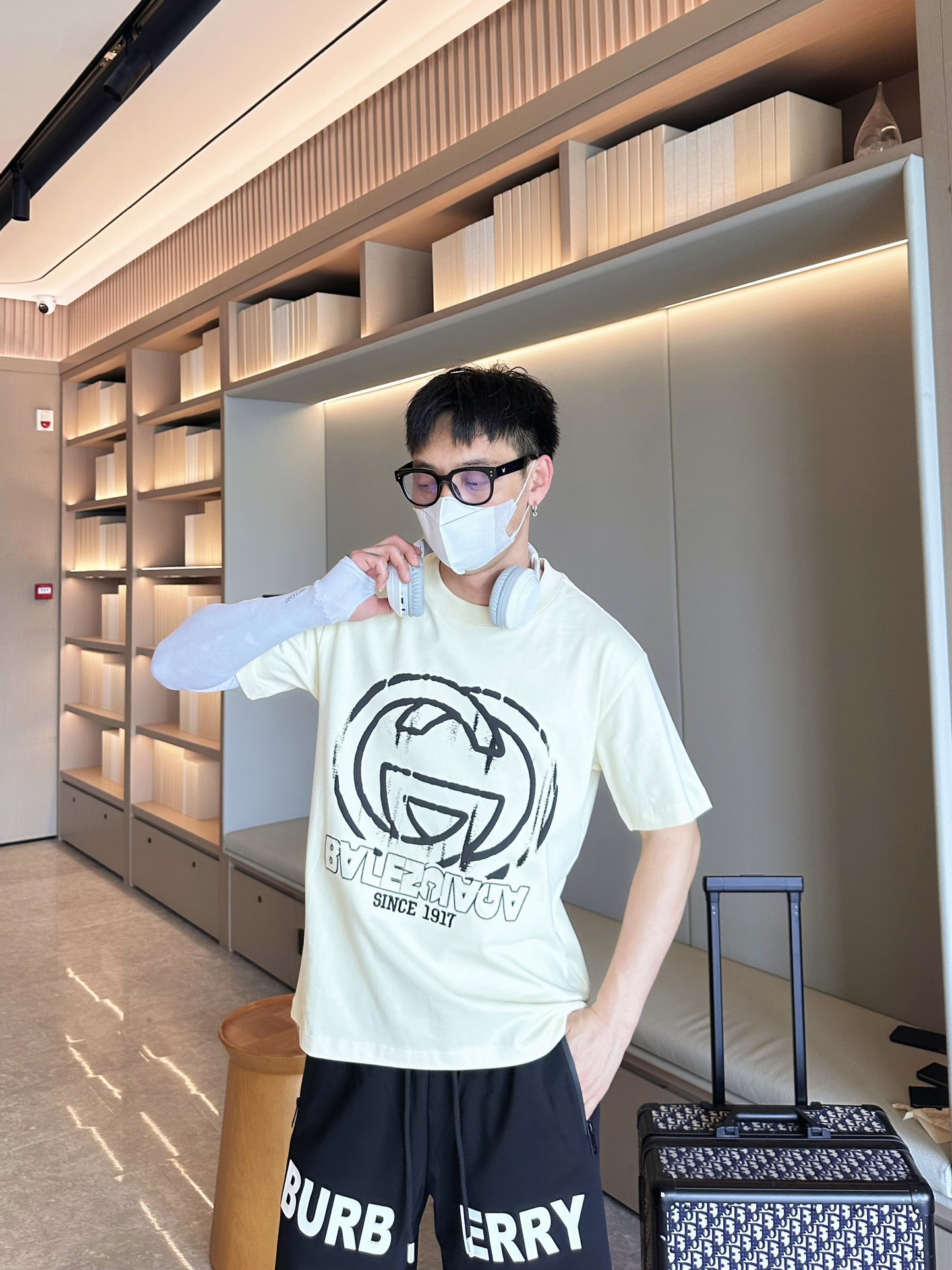 Balenciaga A貨T恤 男款米白塗鴉LOGO印花寬鬆短袖| 12 Balenciaga A貨T恤 男款米白塗鴉LOGO印花寬鬆短袖