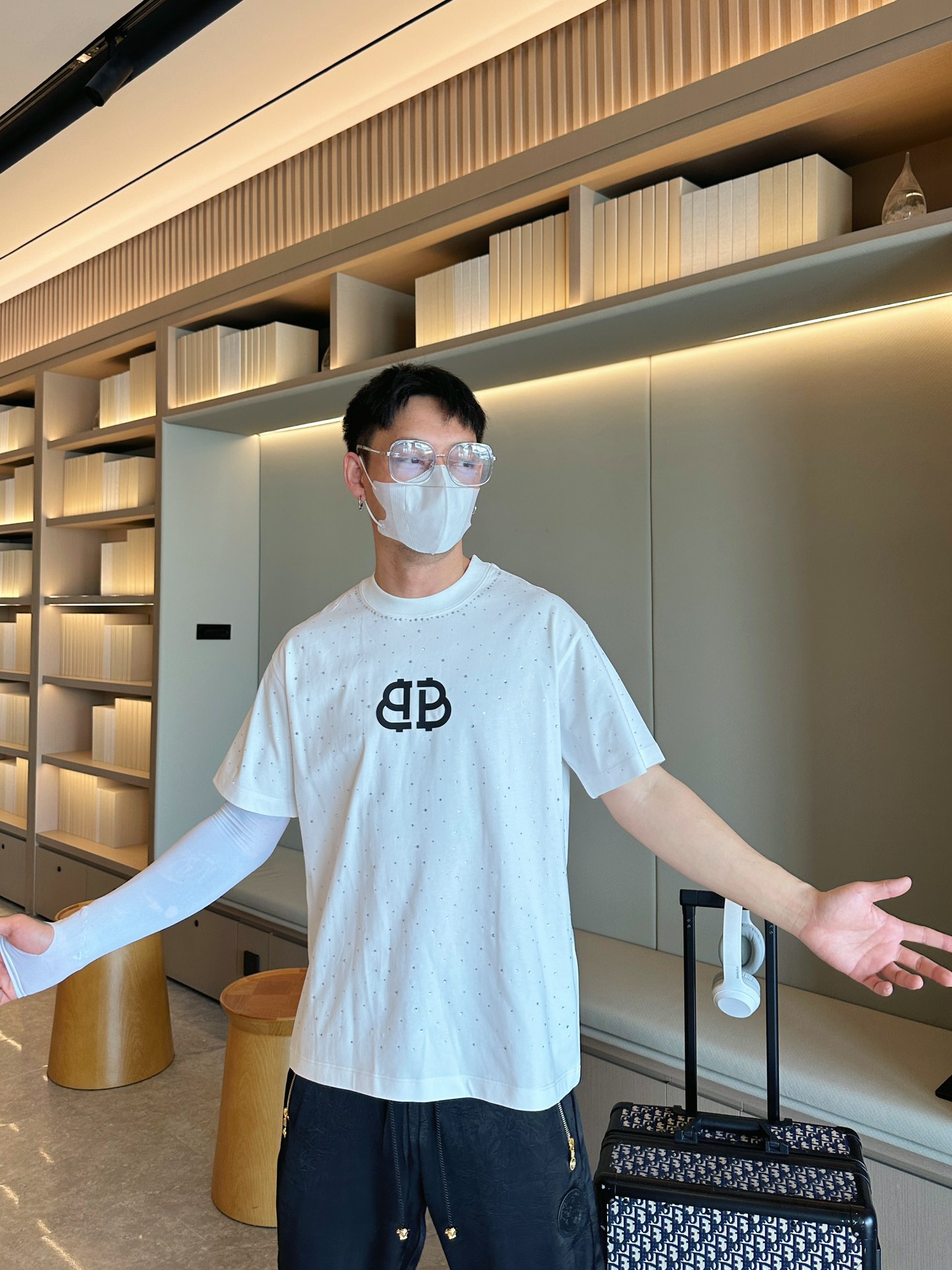 Balenciaga 高仿T恤 男款白色滿鑽BB LOGO寬鬆短袖上衣| 13 Balenciaga 高仿T恤 男款白色滿鑽BB LOGO寬鬆短袖上衣