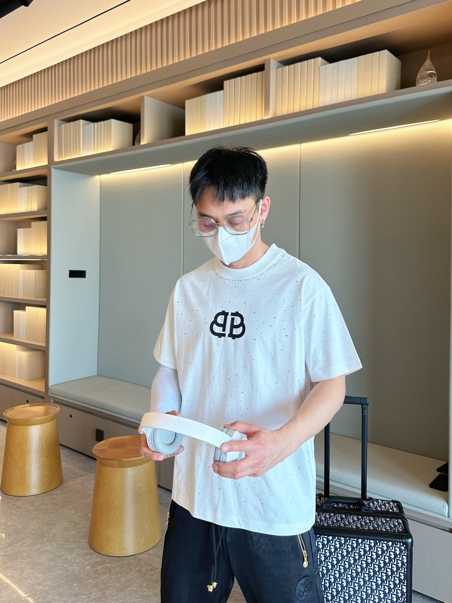 Balenciaga 高仿T恤 男款白色滿鑽BB LOGO寬鬆短袖上衣| 11 Balenciaga 高仿T恤 男款白色滿鑽BB LOGO寬鬆短袖上衣