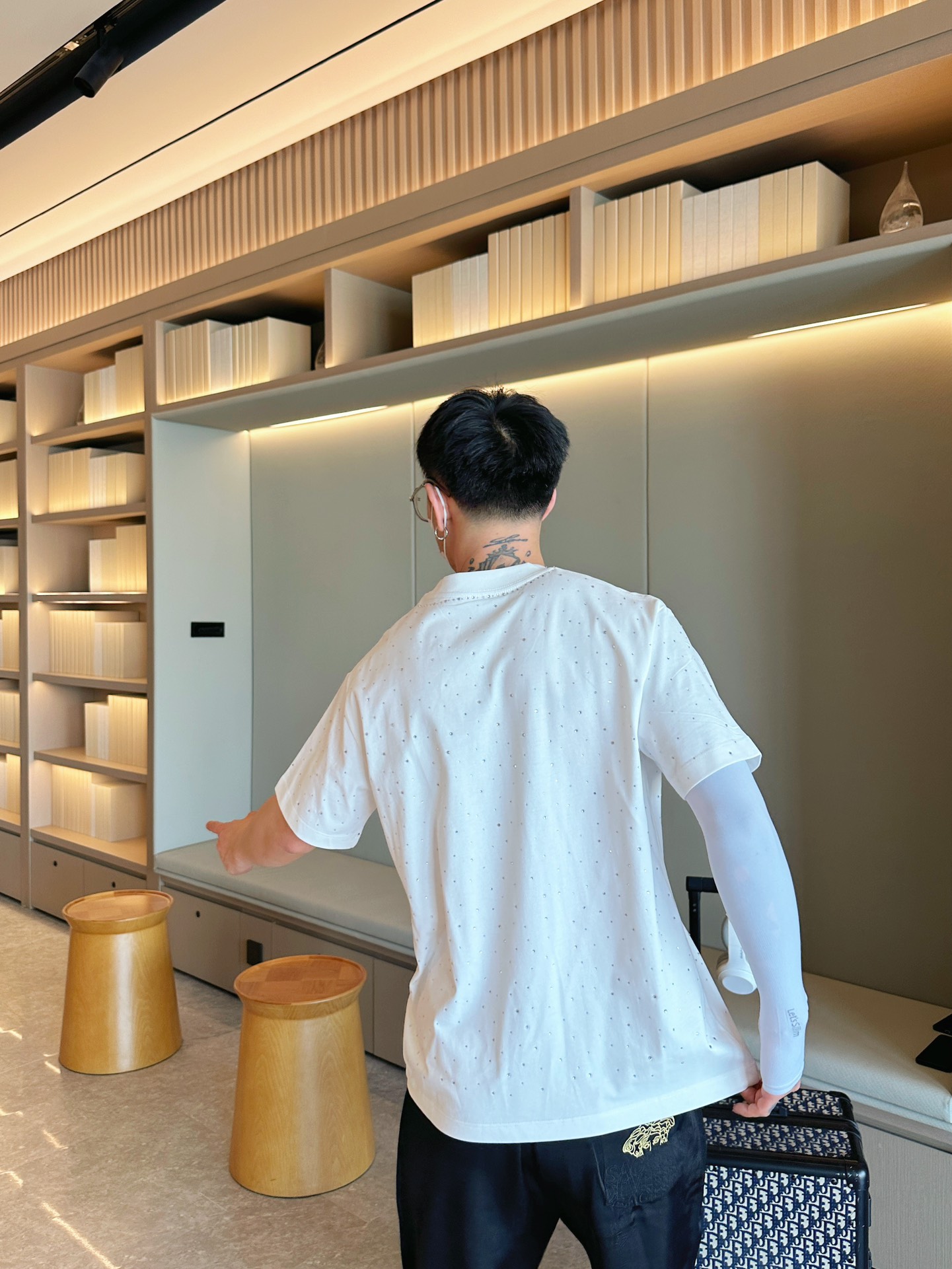 Balenciaga 高仿T恤 男款白色滿鑽BB LOGO寬鬆短袖上衣| 10 Balenciaga 高仿T恤 男款白色滿鑽BB LOGO寬鬆短袖上衣