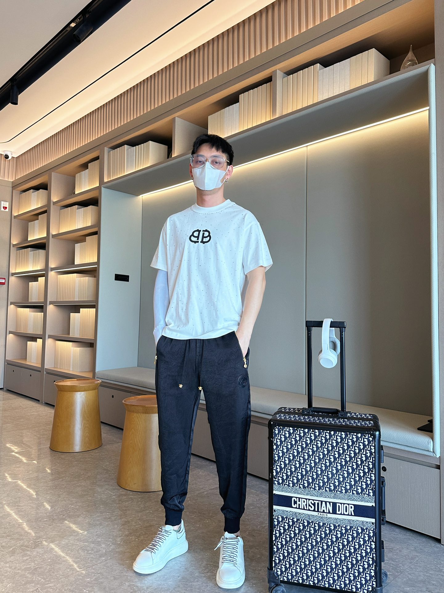 Balenciaga 高仿T恤 男款白色滿鑽BB LOGO寬鬆短袖上衣| 9 Balenciaga 高仿T恤 男款白色滿鑽BB LOGO寬鬆短袖上衣
