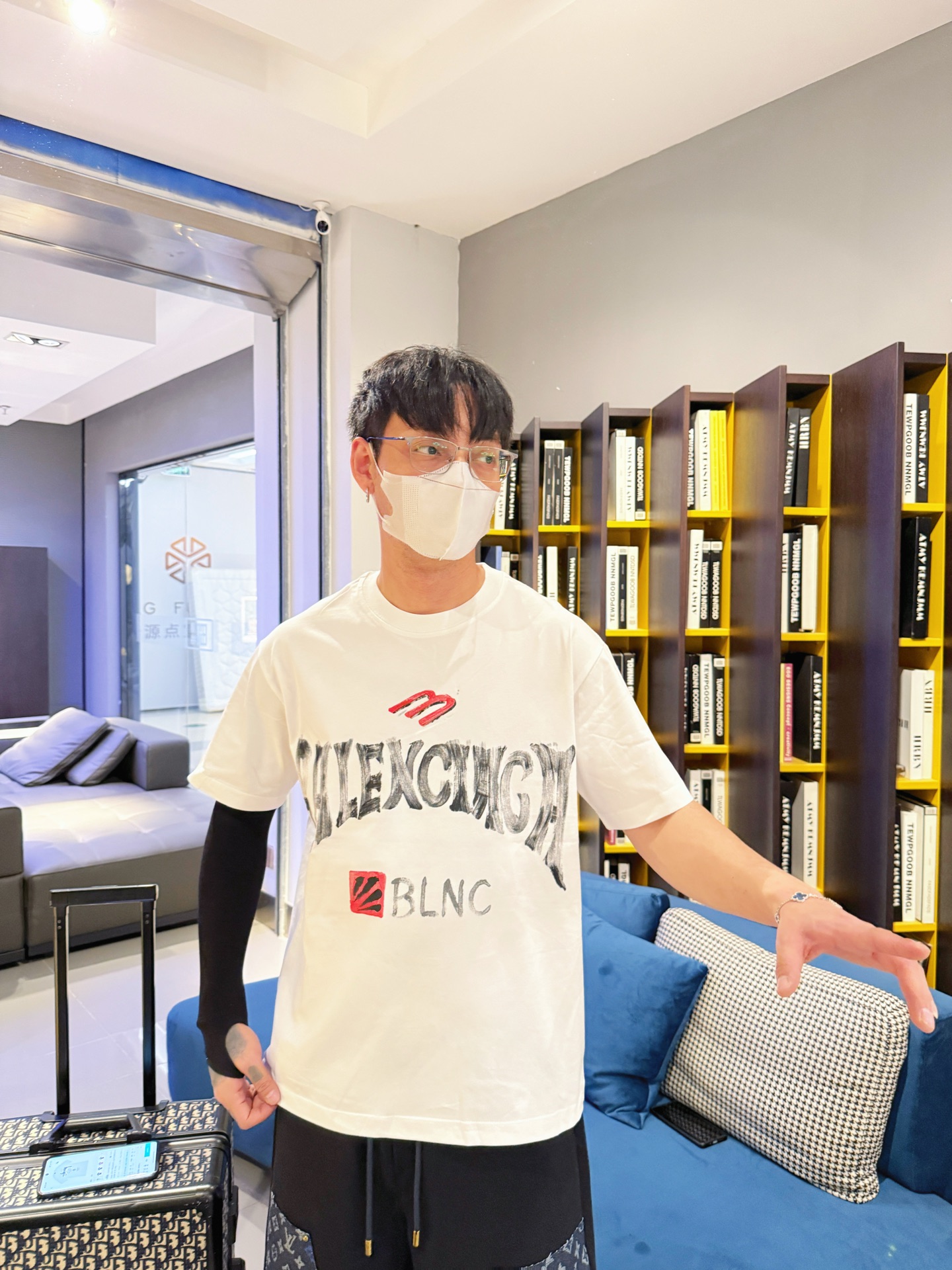 Balenciaga 高仿T恤 男款白色塗鴉字母印花寬鬆短袖