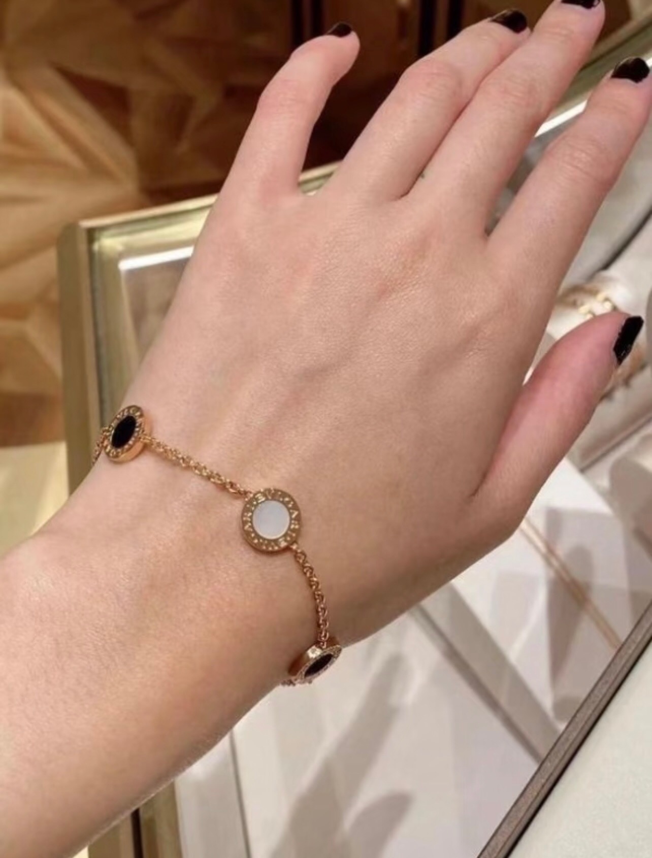 BVLGARI A貨女士手鍊圓形LOGO設計時尚百搭款| 16 BVLGARI A貨女士手鍊圓形LOGO設計時尚百搭款