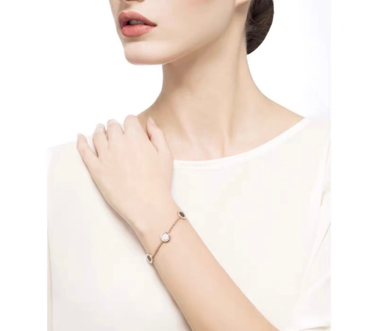 BVLGARI A貨女士手鍊圓形LOGO設計時尚百搭款| 8 BVLGARI A貨女士手鍊圓形LOGO設計時尚百搭款