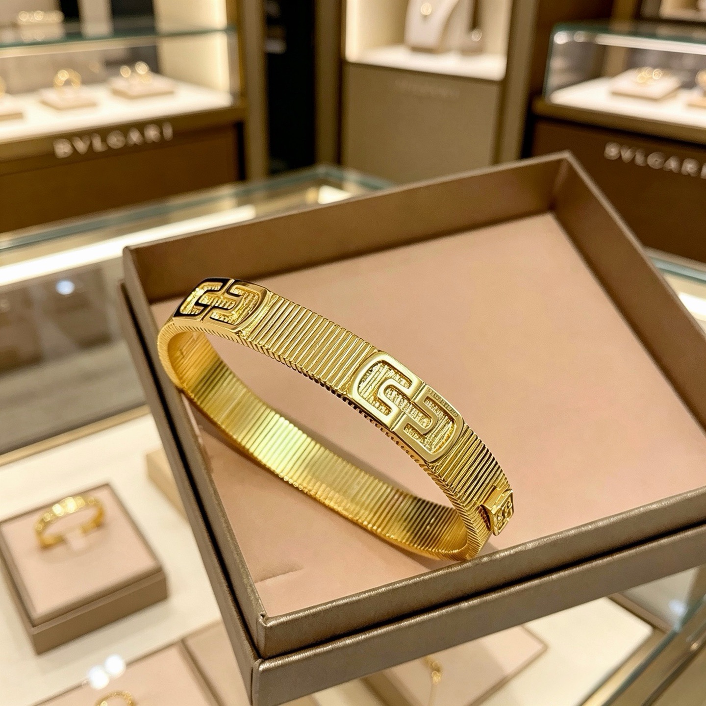 BVLGARI 復刻 寬版金色手鐲 幾何紋理設計 個性款