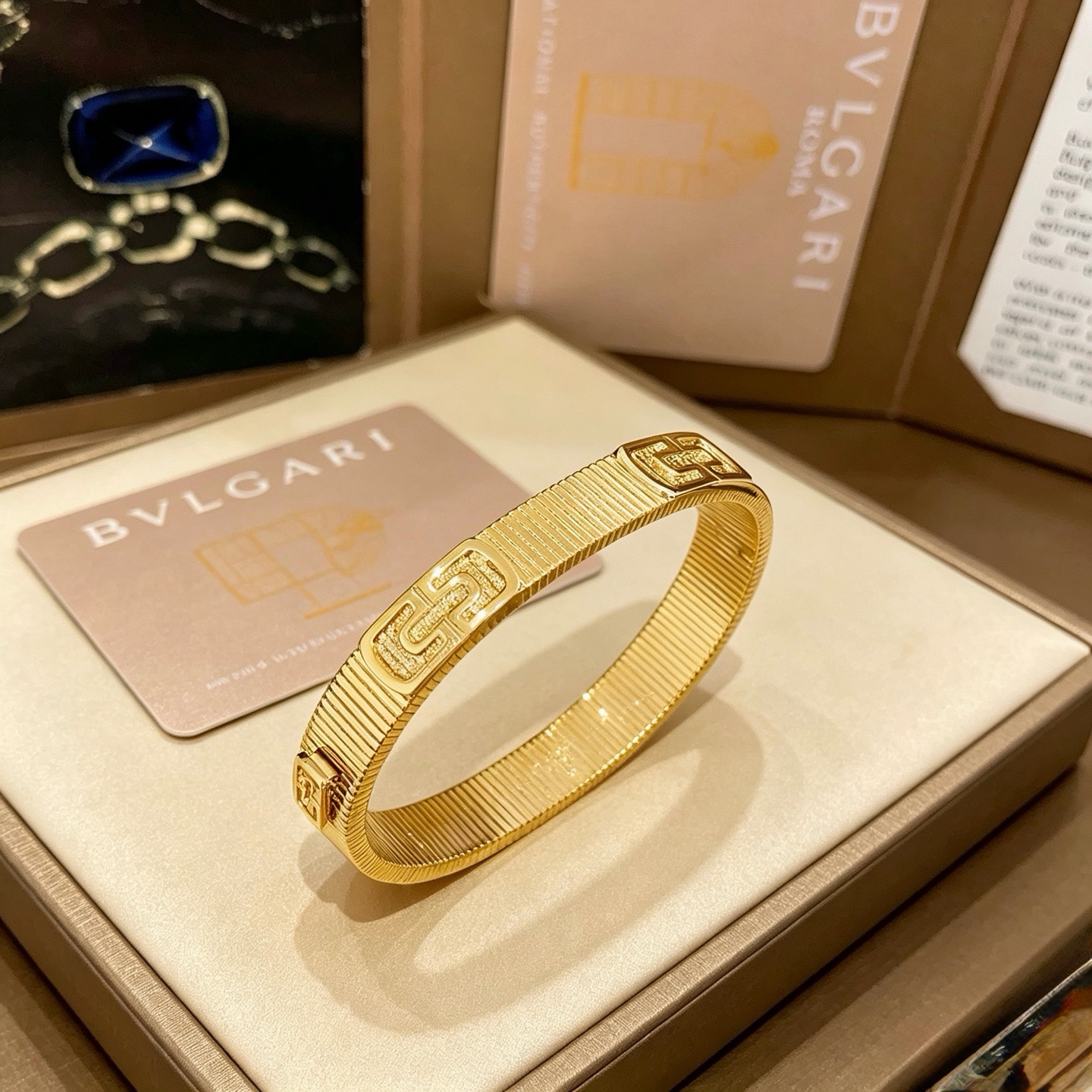 BVLGARI 復刻 寬版金色手鐲 幾何紋理設計 個性款