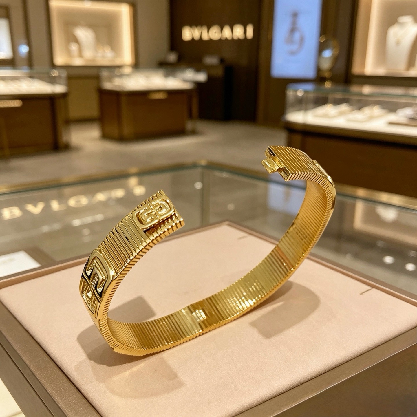 BVLGARI 復刻 寬版金色手鐲 幾何紋理設計 個性款